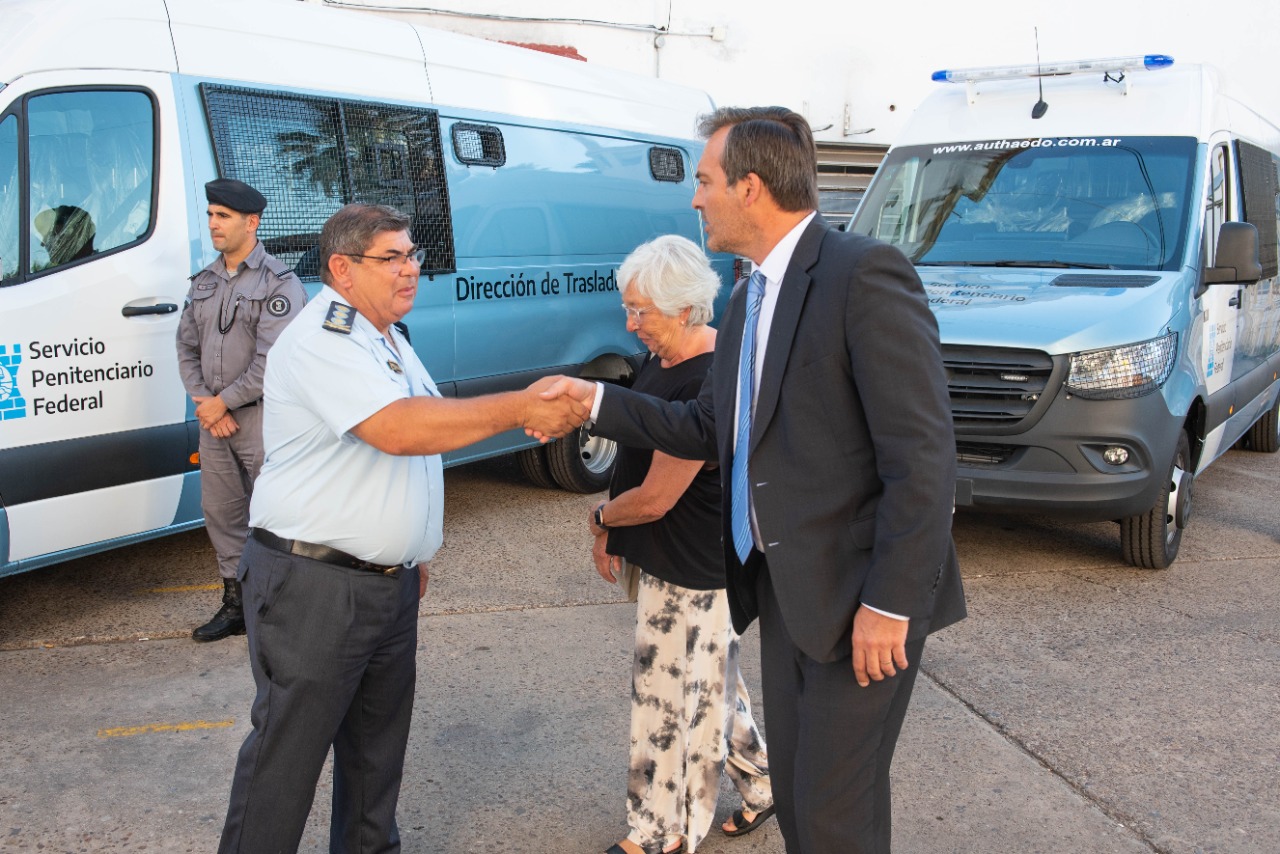  Soria entregó cinco nuevos vehículos para el traslado de internos al Servicio Penitenciario Federal