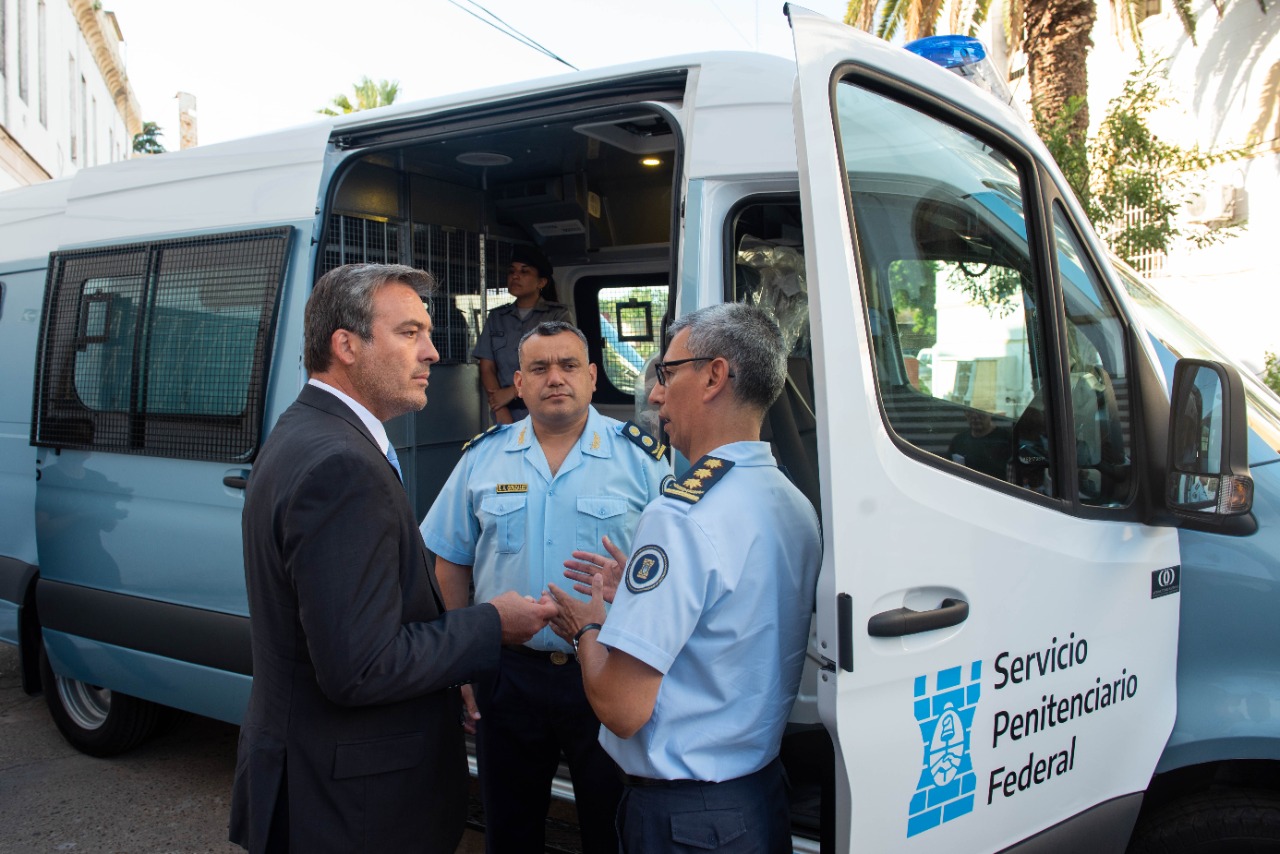  Soria entregó cinco nuevos vehículos para el traslado de internos al Servicio Penitenciario Federal