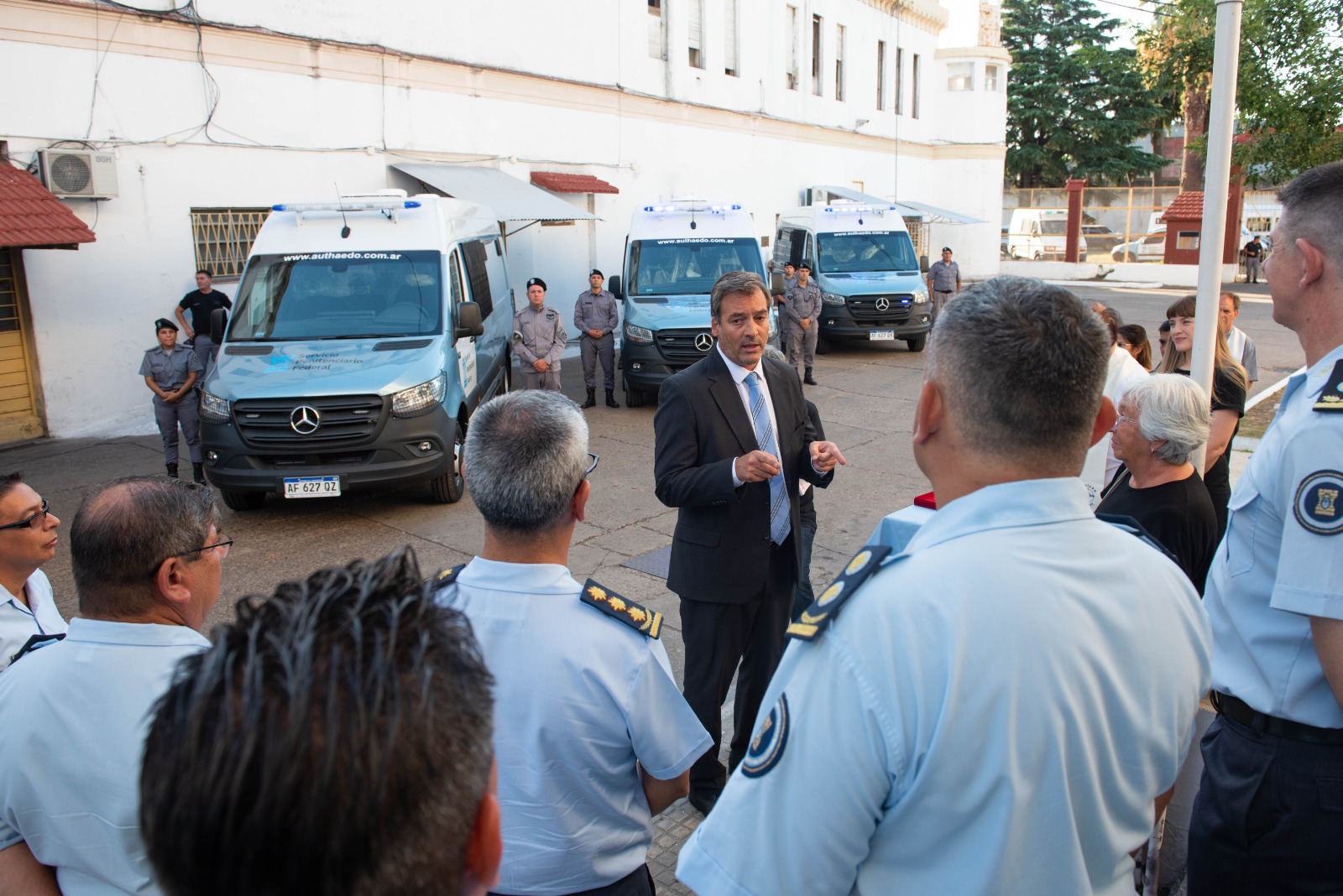  Soria entregó cinco nuevos vehículos para el traslado de internos al Servicio Penitenciario Federal