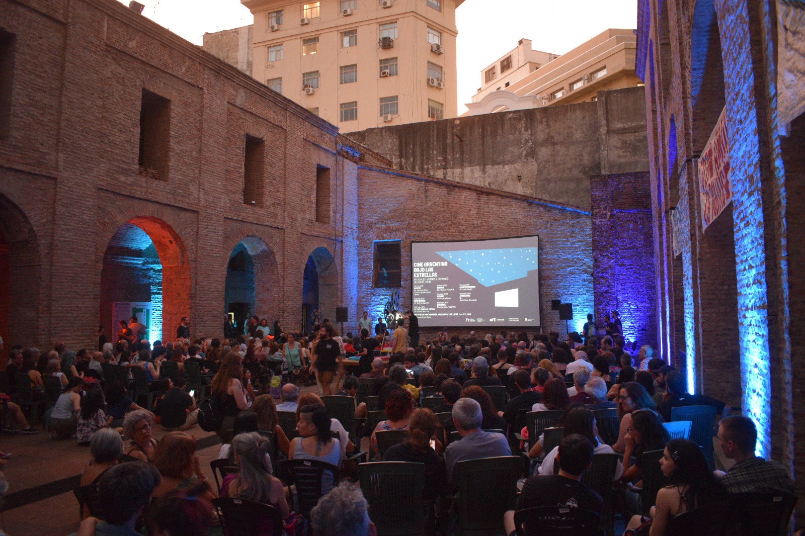 Cine en la Manzana de las Luces.