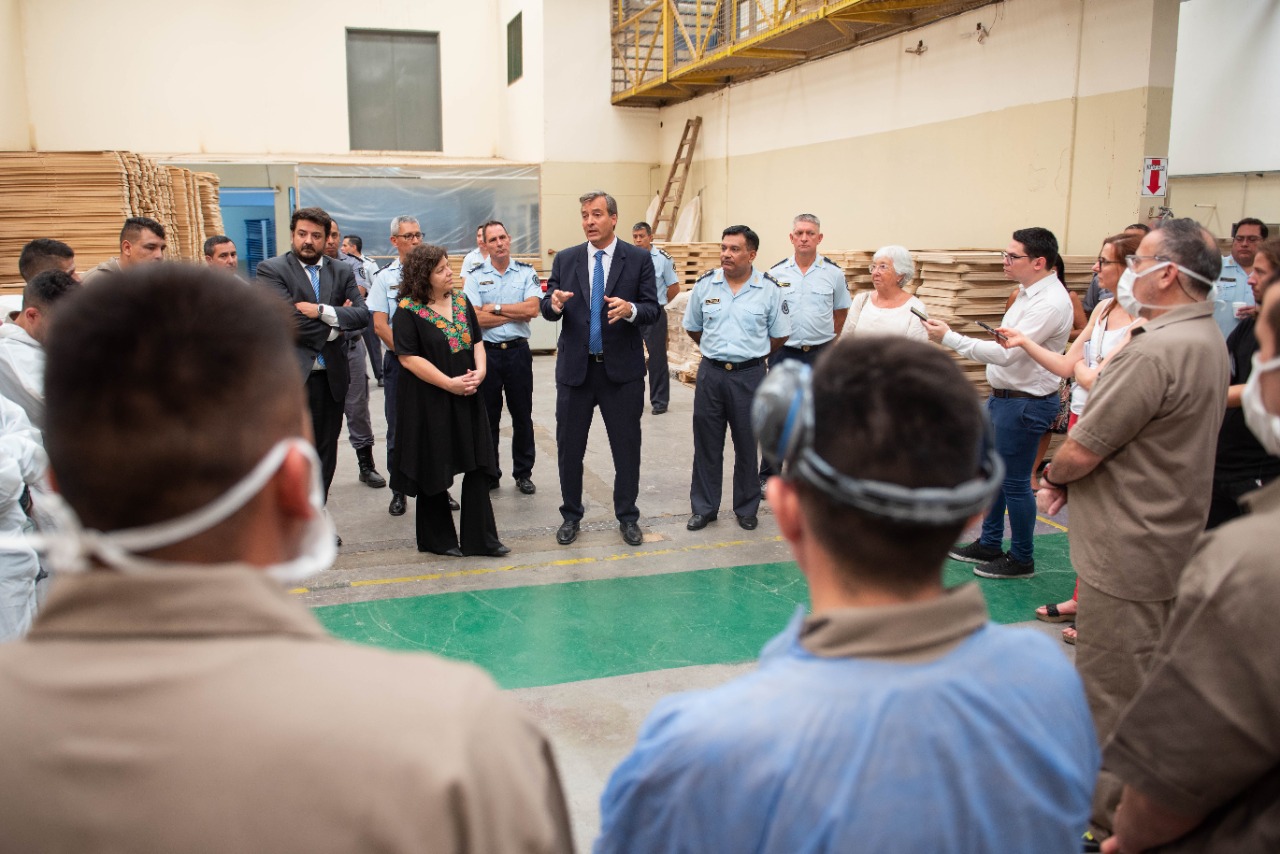El Presidente entregó en La Rioja los primeros kits “Sueño Seguro” fabricados por internos del Servicio Penitenciario Federal como parte del Plan 1000 días