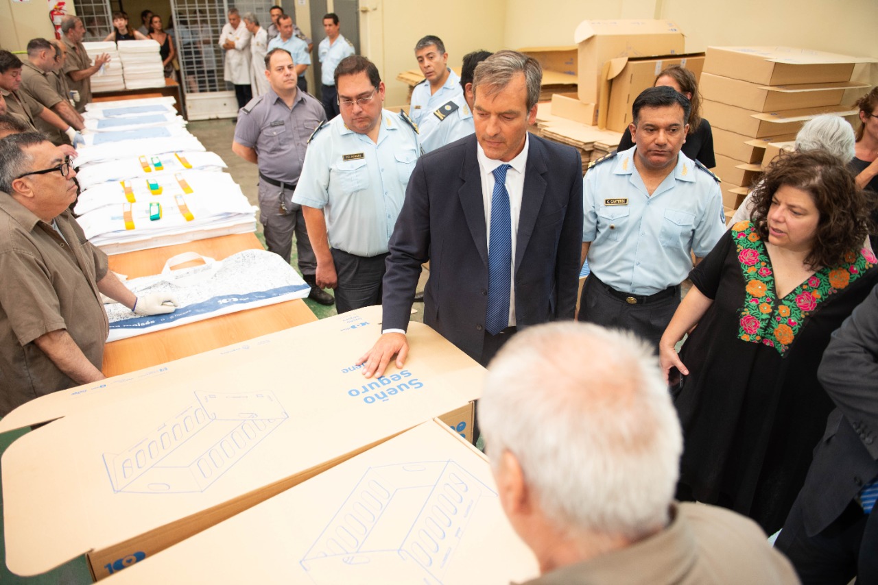 El Presidente entregó en La Rioja los primeros kits “Sueño Seguro” fabricados por internos del Servicio Penitenciario Federal como parte del Plan 1000 días