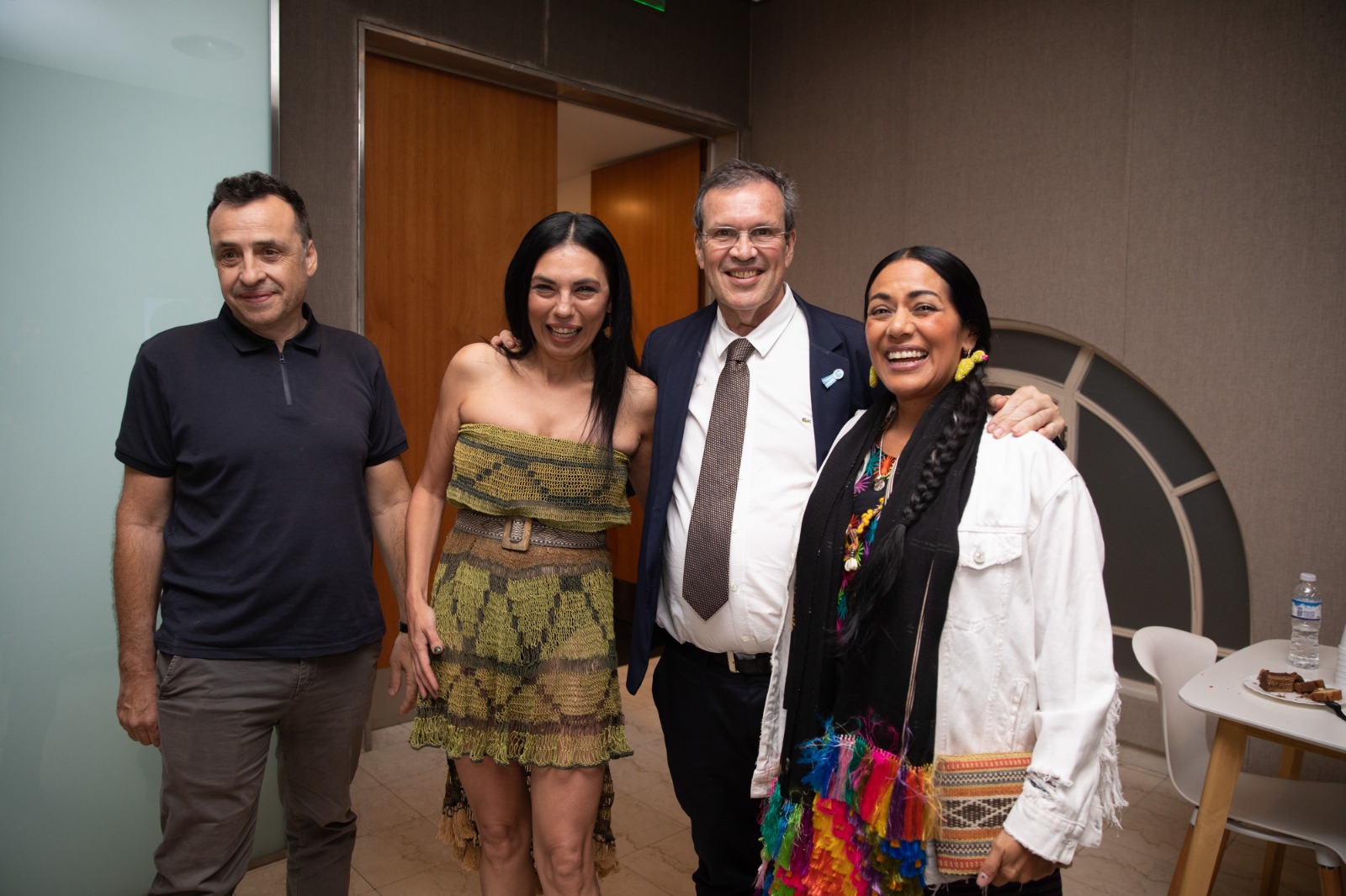 Antes de su presentación, la cantante se reunió con el ministro Bauer y conversaron acerca de la actualidad cultural mexicana.