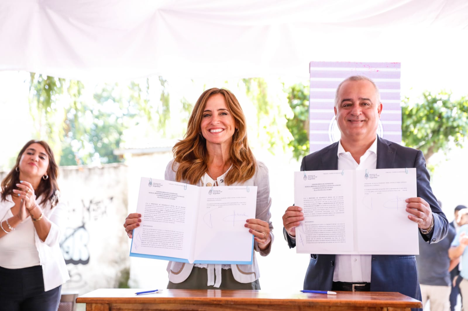 Firma del convenio de la ministra Tolosa Paz y el intendente de Tafí Viejo, Javier Noguera.