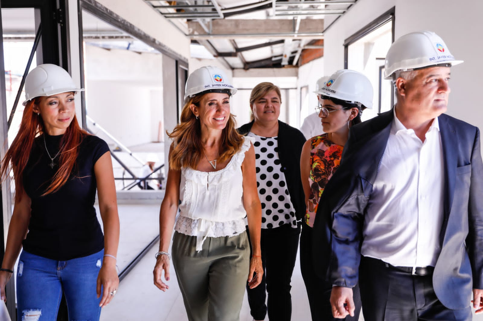 Recorrida de las obras en marcha de las instalaciones del nuevo Mercado Municipal junto a la ministra, el intendente y autoridades locales.