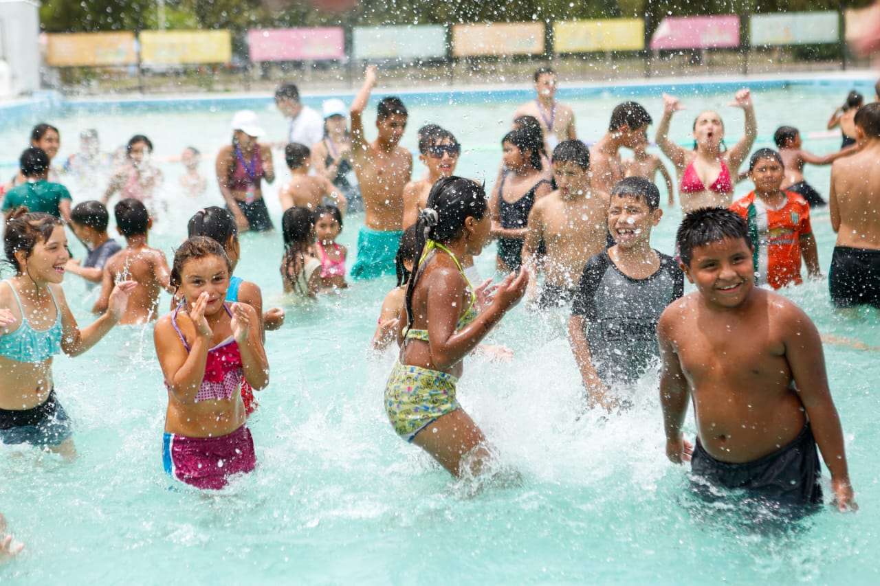 Chicas y chicos disfrutando de las piletas de las instalaciones del Centro Recreativo Nacional (Ce.Re.Na).