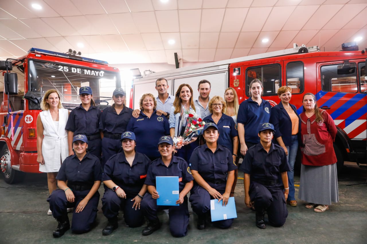 Entrega de certificados del Seguro Nacional en el Cuartel de Bomberos de 25 de Mayo