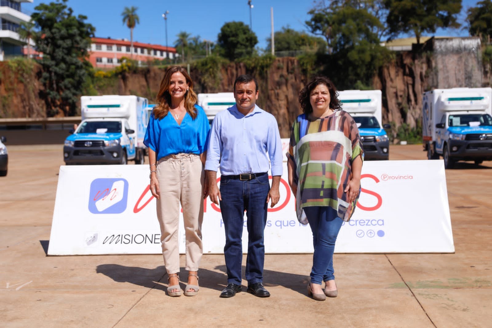 Las ministras Victoria Tolosa Paz y Carla Vizzotti junto al gobernador de Misiones Óscar Ahuad.