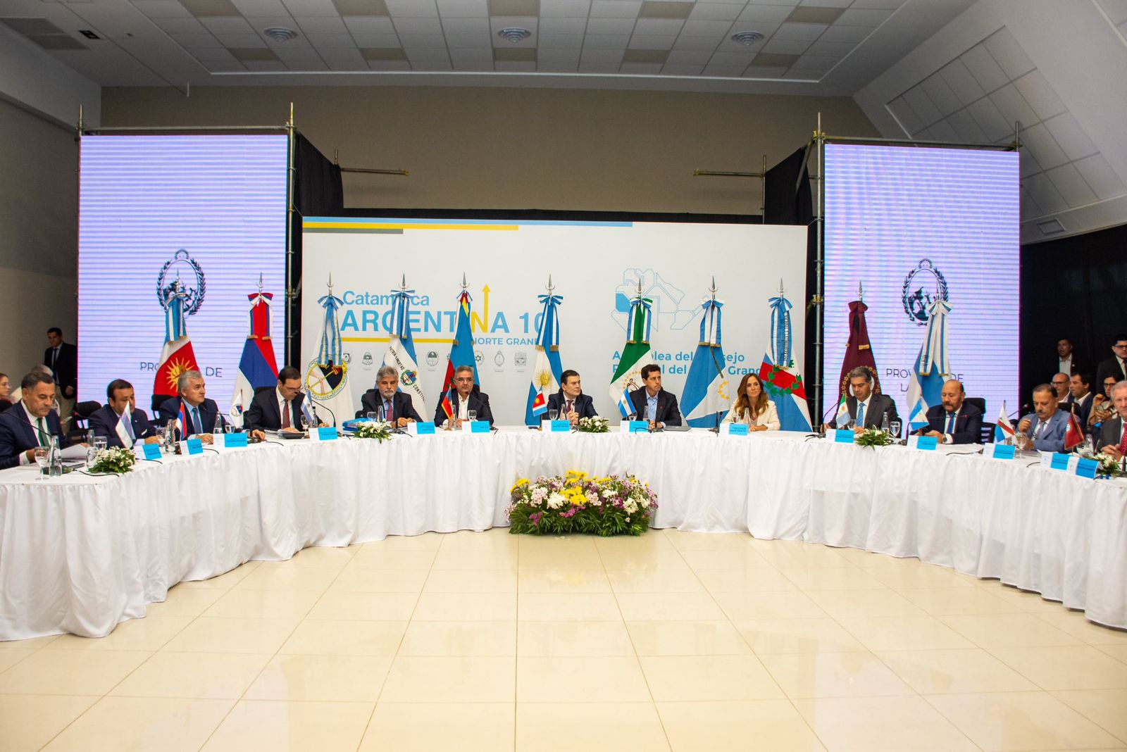 Mesa circular con mantel blanco en el que se encuentran uno al lado del otro los gobernadores del Grande Norte Argentino junto a la Ministra de Desarrollo Social.