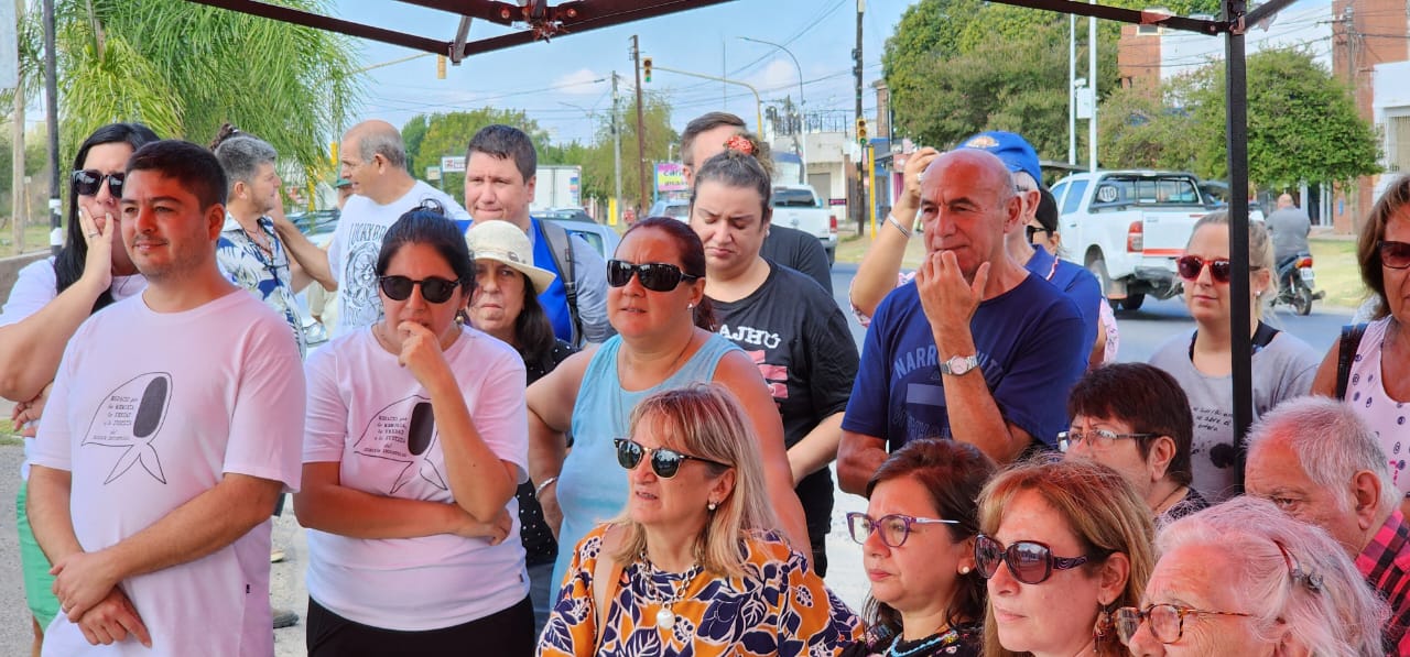 Asistentes al acto de reposición de la señalización de Fray Luis Beltrán