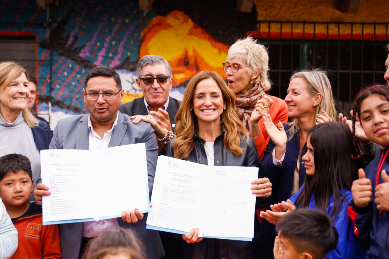 Victoria Tolosa Paz firmó un convenio con los directivos de la Asociación Grupo Encuentro para la construcción de un playón multideportivo. 