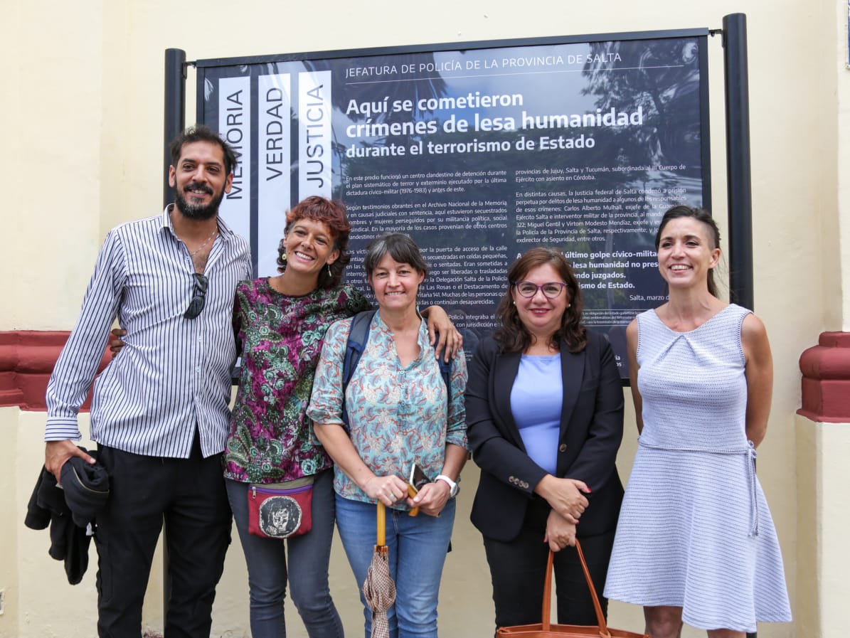 Asistentes al acto de señalización de Jefatura de Policía de Salta frente al cartel