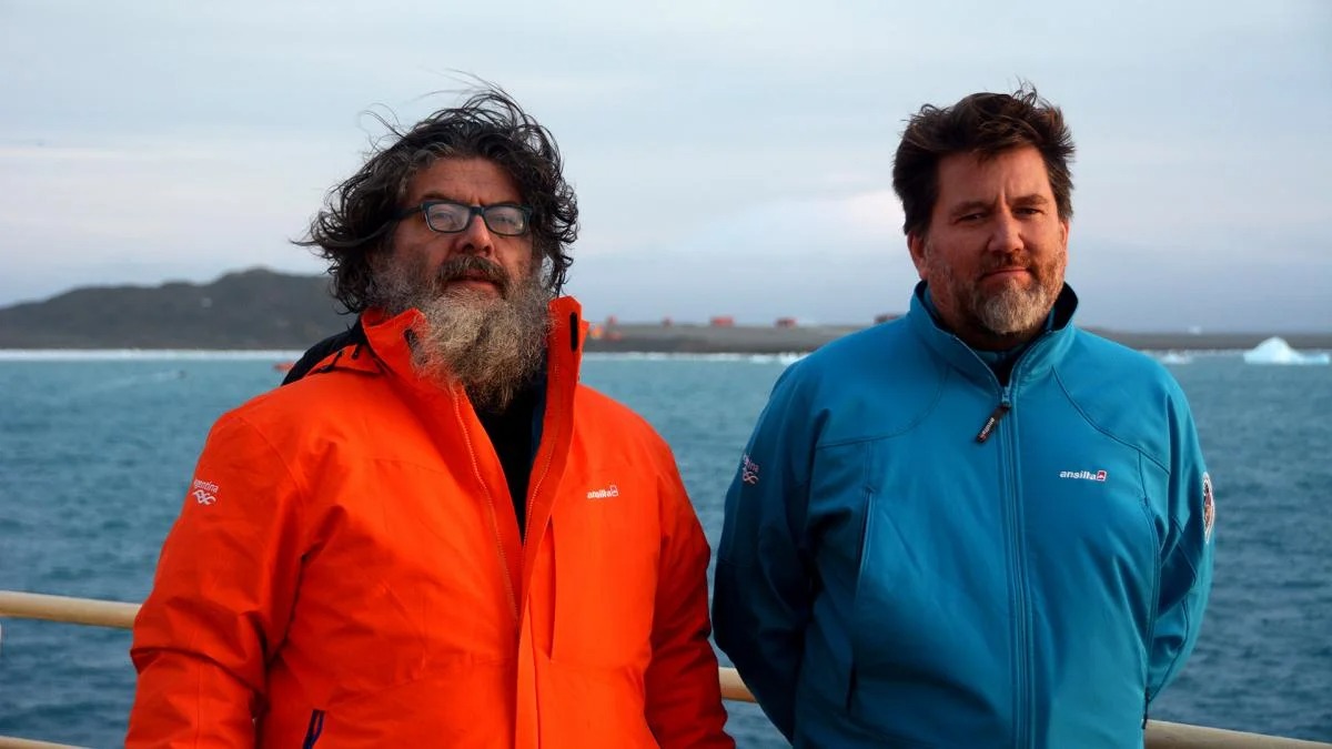 Guillermo David y Roberto Arno viajaron como custodios de los libros.