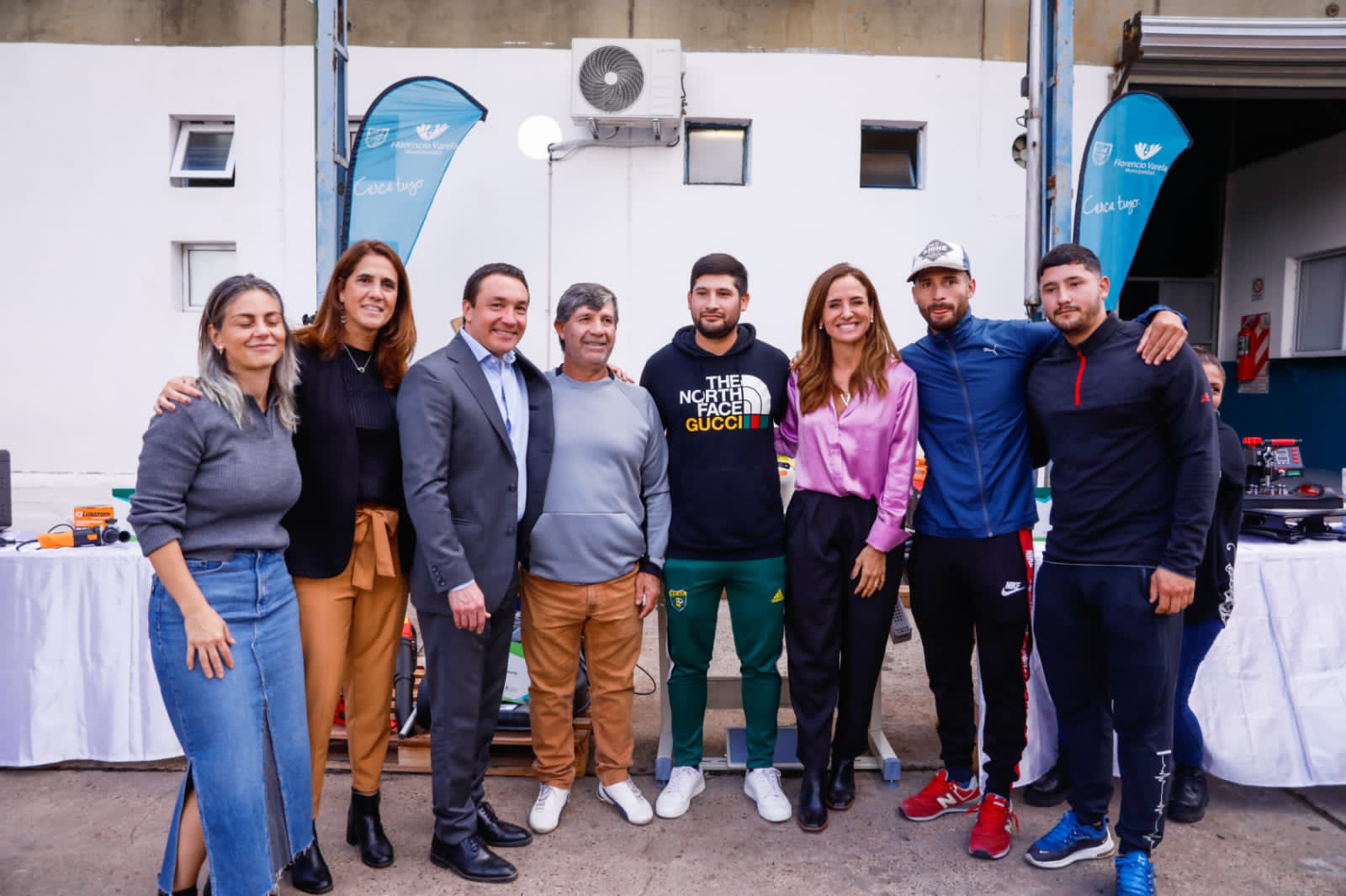 La ministra, junto al intendente y autoridades locales se encuentran entregando insumos en el marco del programa Abrazar Argentina.