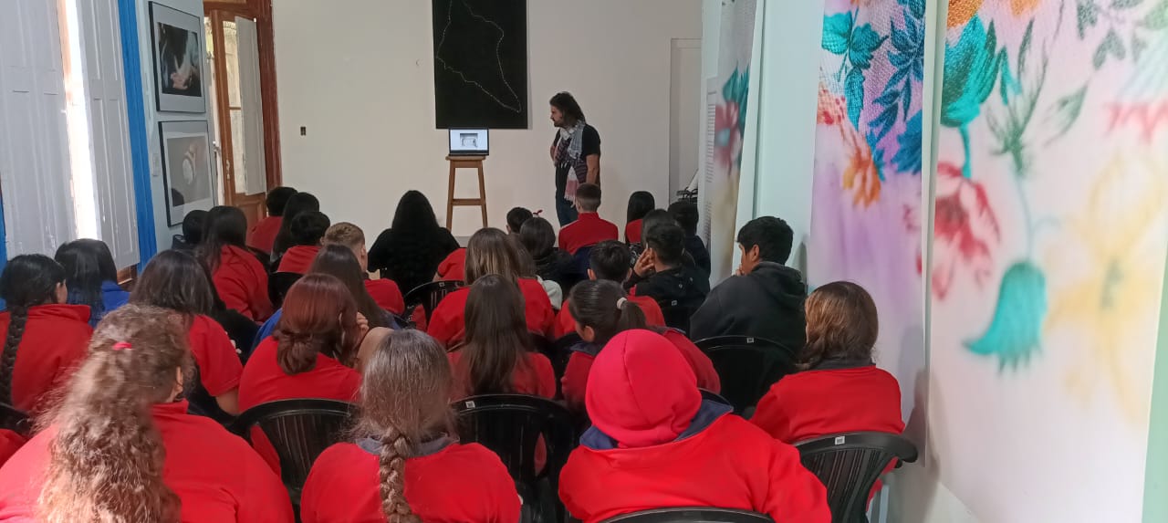 Visita de estudiantes al Espacio para la Memoria y la Promoción de los Derechos Humanos ex centro clandestino de detención, tortura y exterminio "Virrey Cevallos"