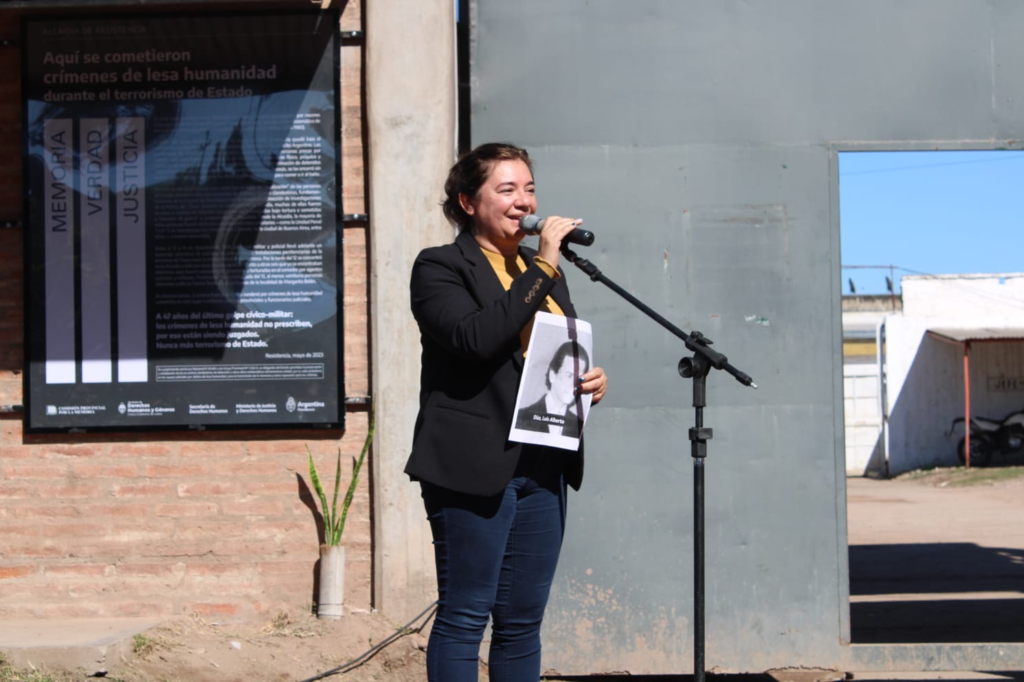 Lorena Battistiol, directora nacional de Sitios y Espacios de Memoria, como oradora del acto de señalización