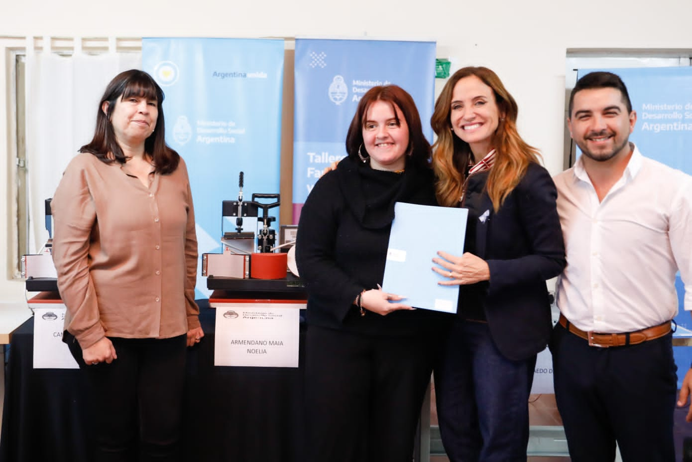 La ministra Victoria Tolosa Paz junto a autoridades locales entregando herramientas en el marco del programa Talleres Familiares.