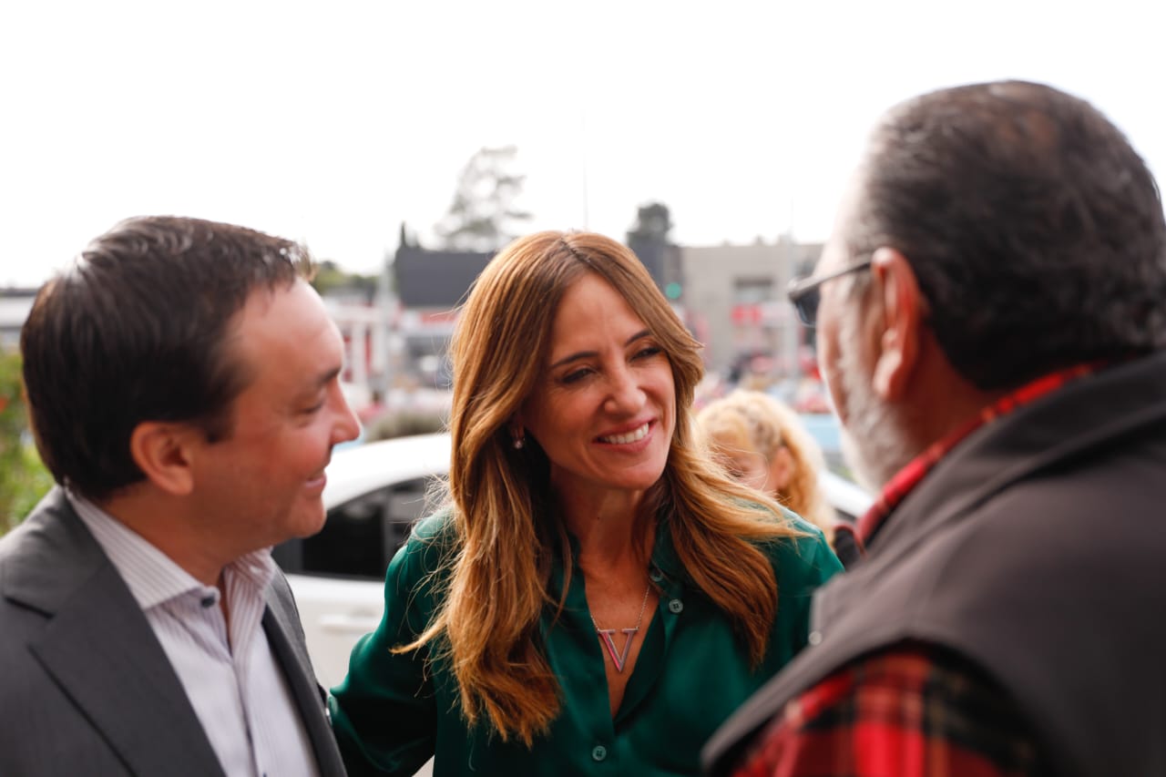 La ministra Victoria Tolosa Paz, junto al intendente Andrés Watson, dialogan con un estudiando de la Escuela de Oficios.