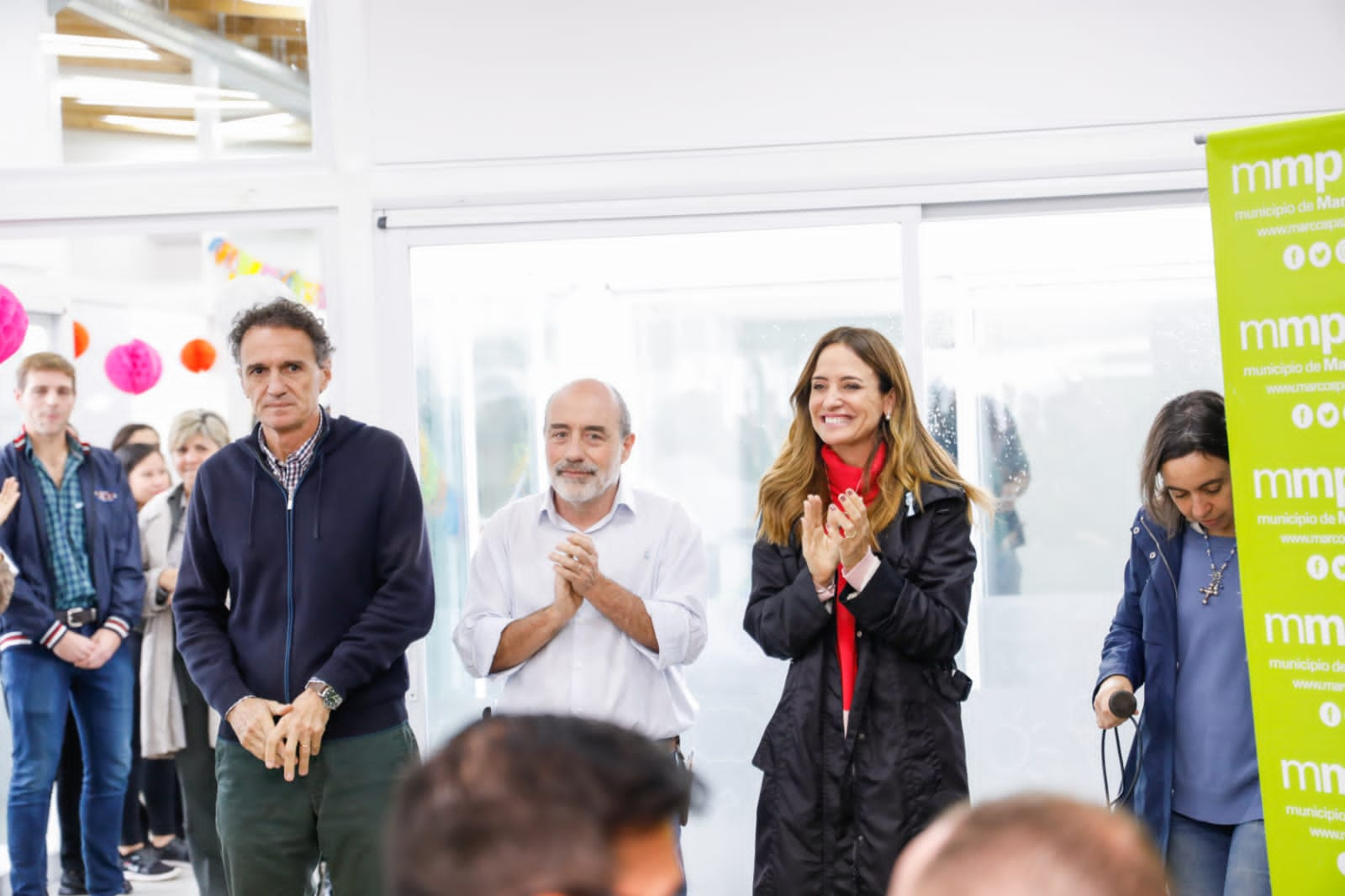 La ministra Victoria Tolosa Paz junto al ministro Gabriel Katopodis, el intendente municipal Ricardo Curutchet y locales inaugurando el nuevo Centro de Desarrollo Infantil