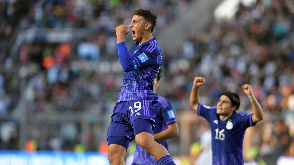 Gino Infantino, el mediocampista rosarino volvió a portar el brazalete de capitán en el partido con Nueva Zelanda.