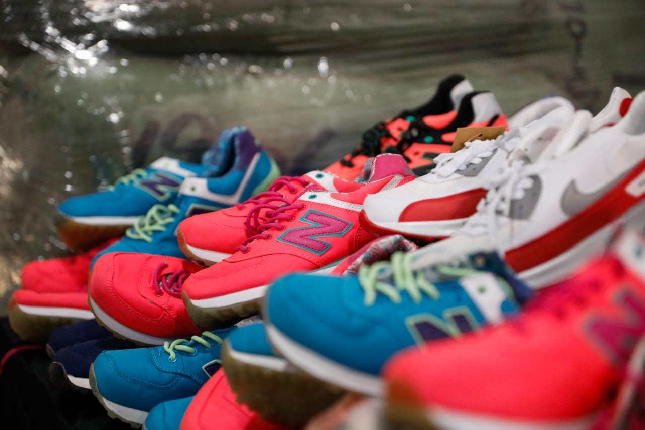 Zapatillas nuevas de varios colores una al lado de la otra.