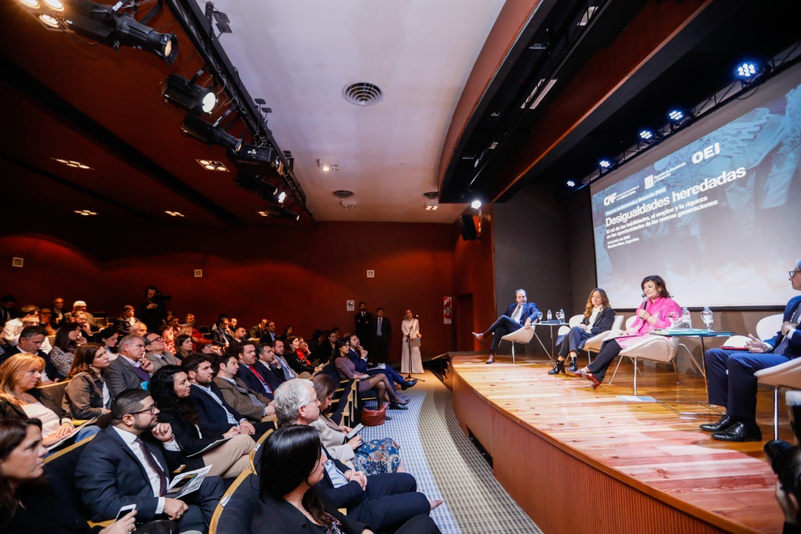 La ministra Tolosa Paz en la presentación del Reporte de Economía y Desarrollo 2022, en la sede de la Organización de Estados Iberoamericanos en la ciudad de Buenos Aires.