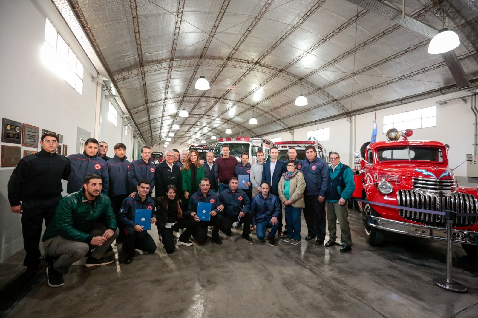 La ministra Victoria Tolosa Paz, los directores Luis Sannen y Juan Díaz y el secretario Alexis Pasos en la ciudad bonaerense de Bolivar junto al Cuartel de Bomberos de Bolivar