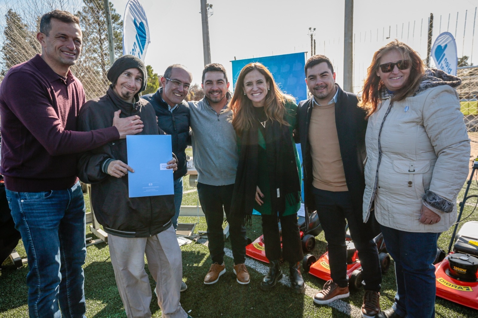 La ministra Victoria Tolosa Paz, los directores Luis Sannen y Juan Díaz y el secretario Alexis Pasos en la ciudad bonaerense de Bolivar junto a un integrante del Centro de Día "Alegría".