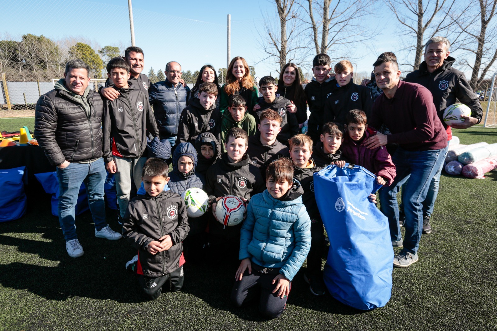 La ministra Victoria Tolosa Paz junto a niños en la entrega de materiales deportivos a clubes de la ciudad bonaerense de Bolivar