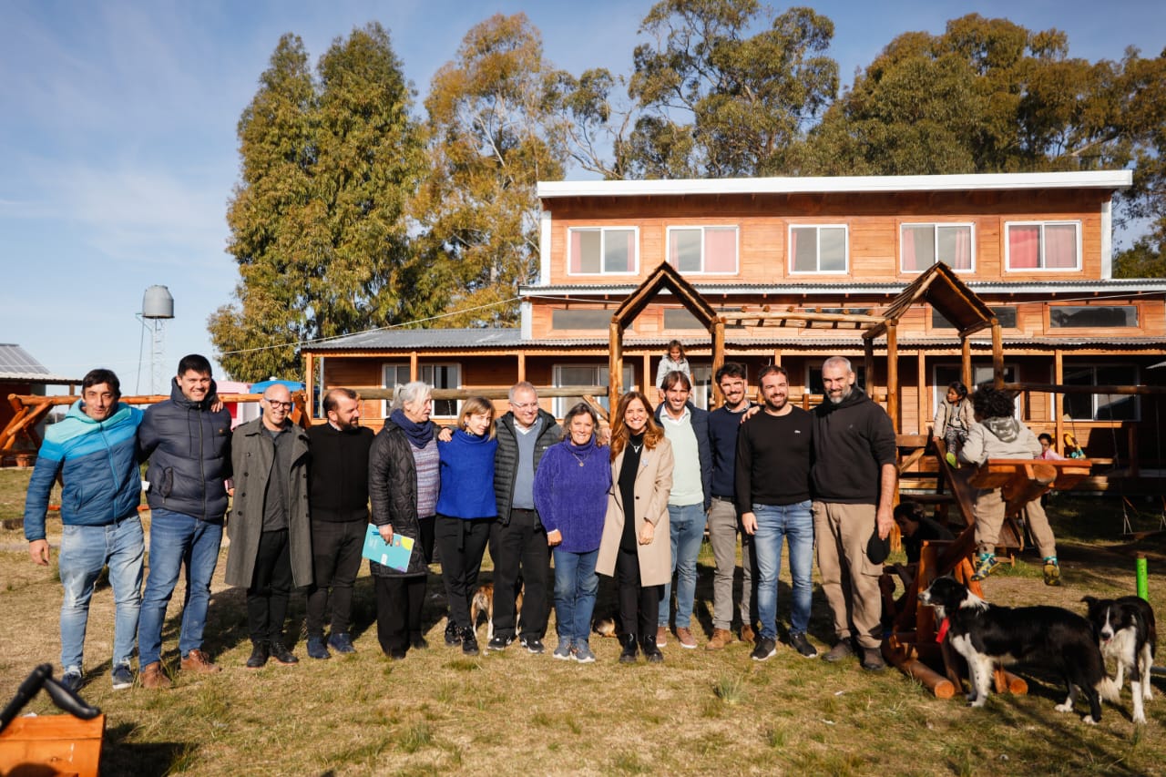 La ministra de Desarrollo Social de la Nación, Victoria Tolosa Paz, se encuentra junto al intendente de Punta Indio, David Angueira, y autoridades nacional y locales en la puerta del Centro Integrador Comunitario del Barrio Latorre.