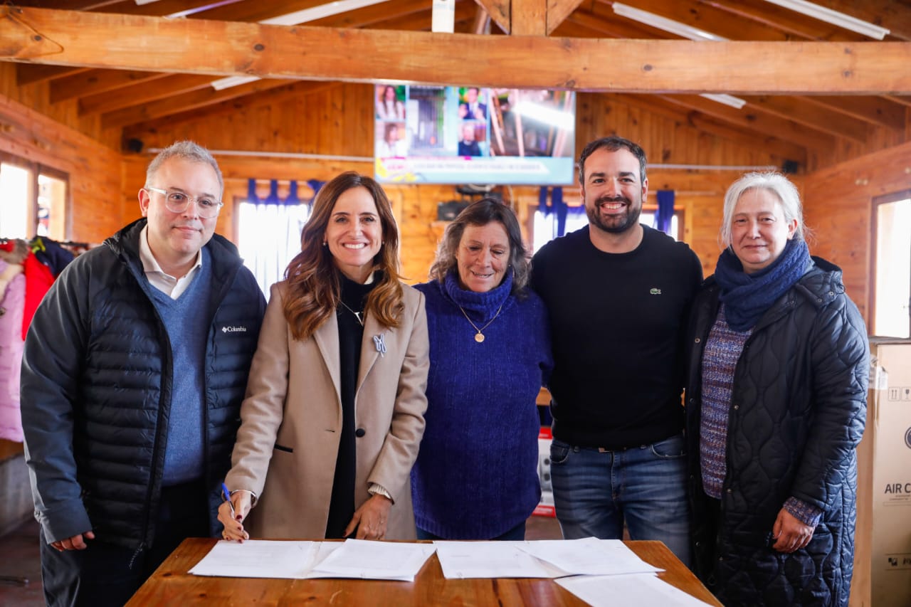 Victoria Tolosa Paz junto al subsecretario de Derechos para la Niñez, Adolescencia y Familia, Mariano Luongo, y autoridades locales.