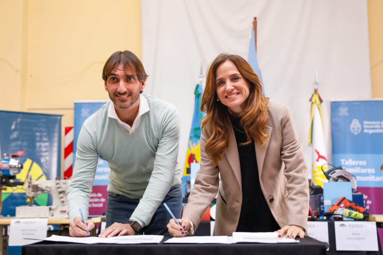 La ministra Tolosa Paz y el intendente firmando un convenio.