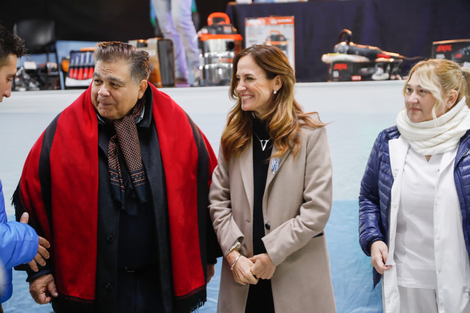La ministra Victoria Tolosa Paz junto al intendente Mario Ishii y una funcionaria política.