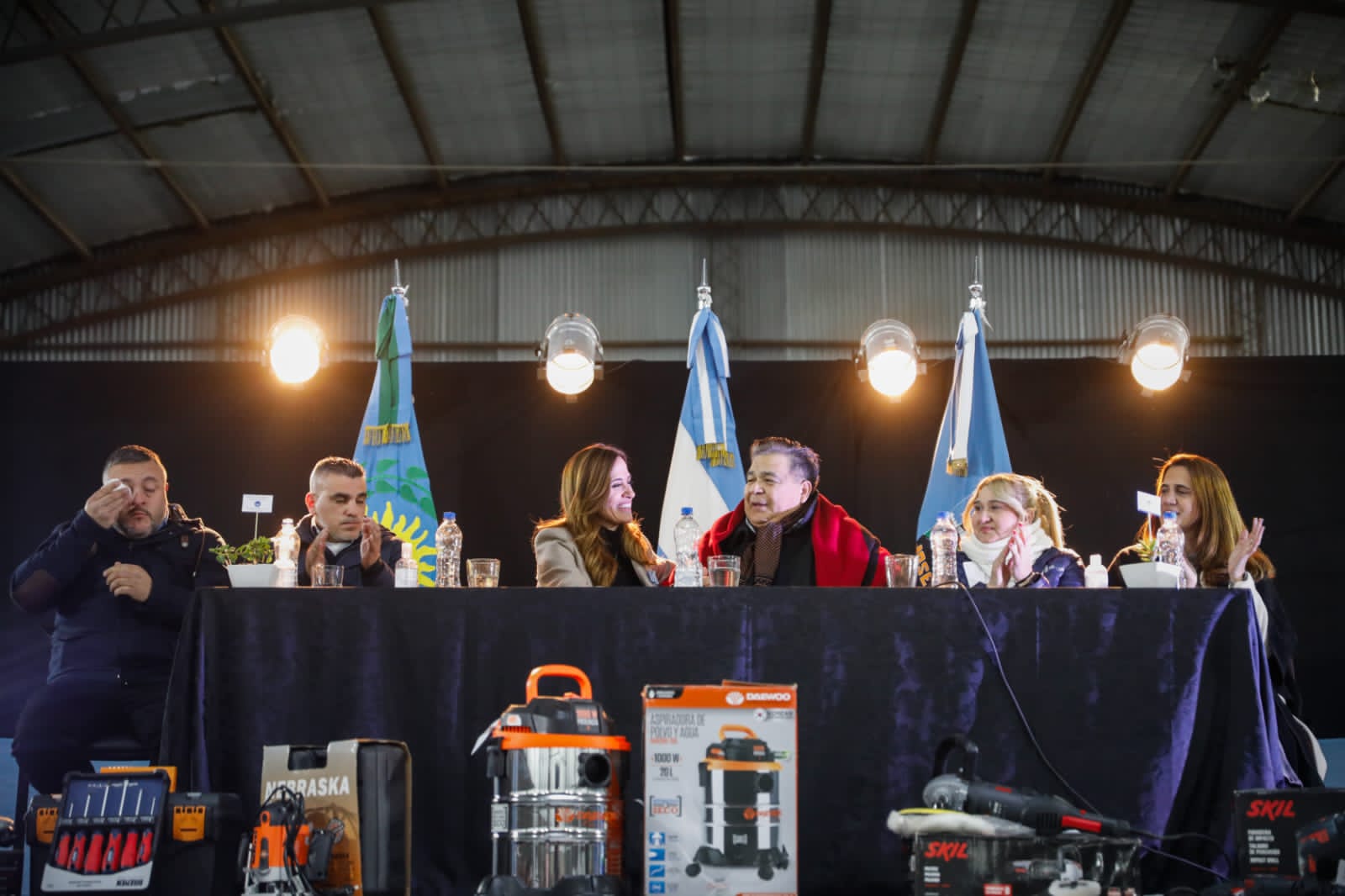 La ministra Victoria Tolosa Paz junto al intendente Mario Ishii, la directora Natalia Mainoldi y otros funcionarios políticos.