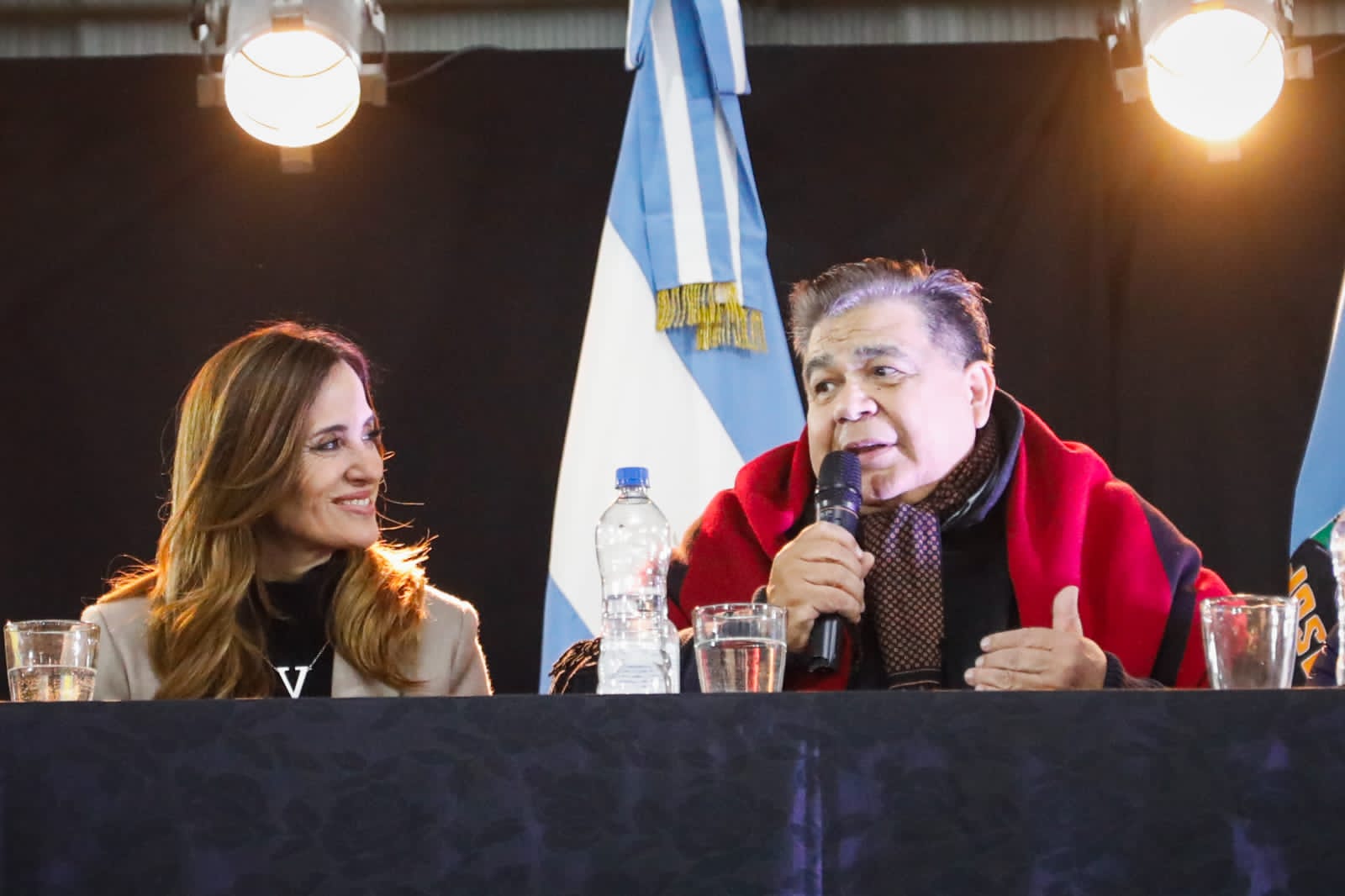 La ministra Victoria Tolosa Paz y el intendente del Jose C. Paz, Mario Ishii, en conferencia.