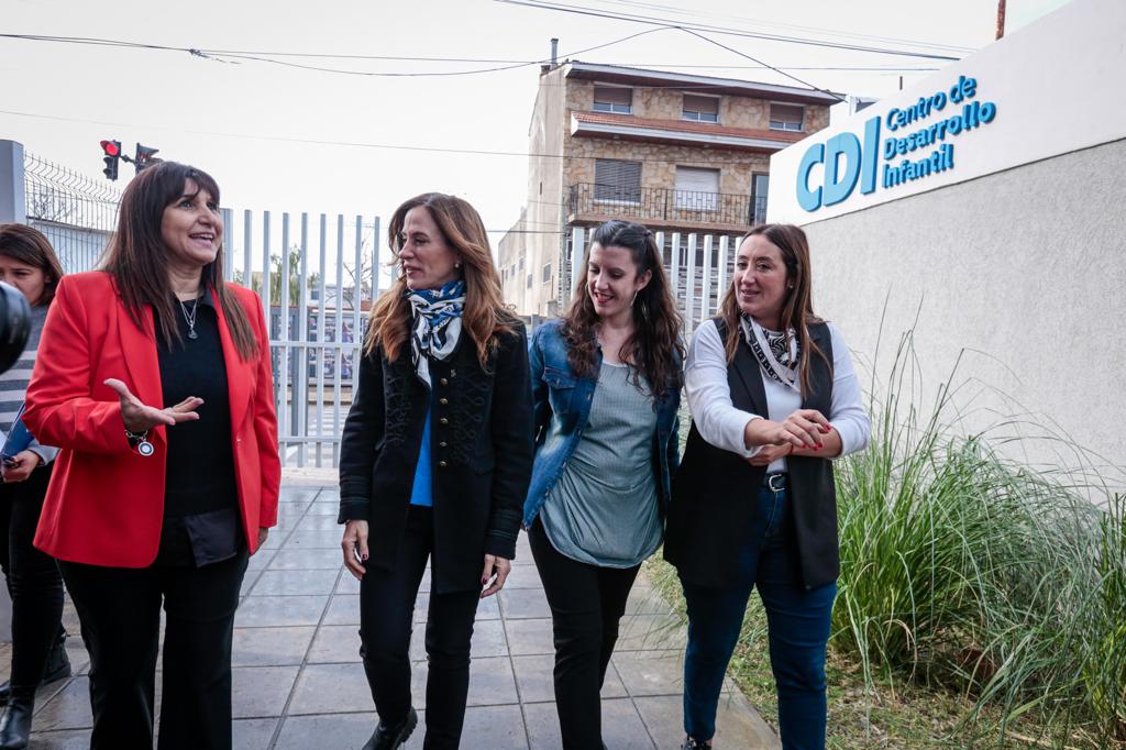 La ministra junto a la intendenta Mariana Lesci durante su recorrida. 