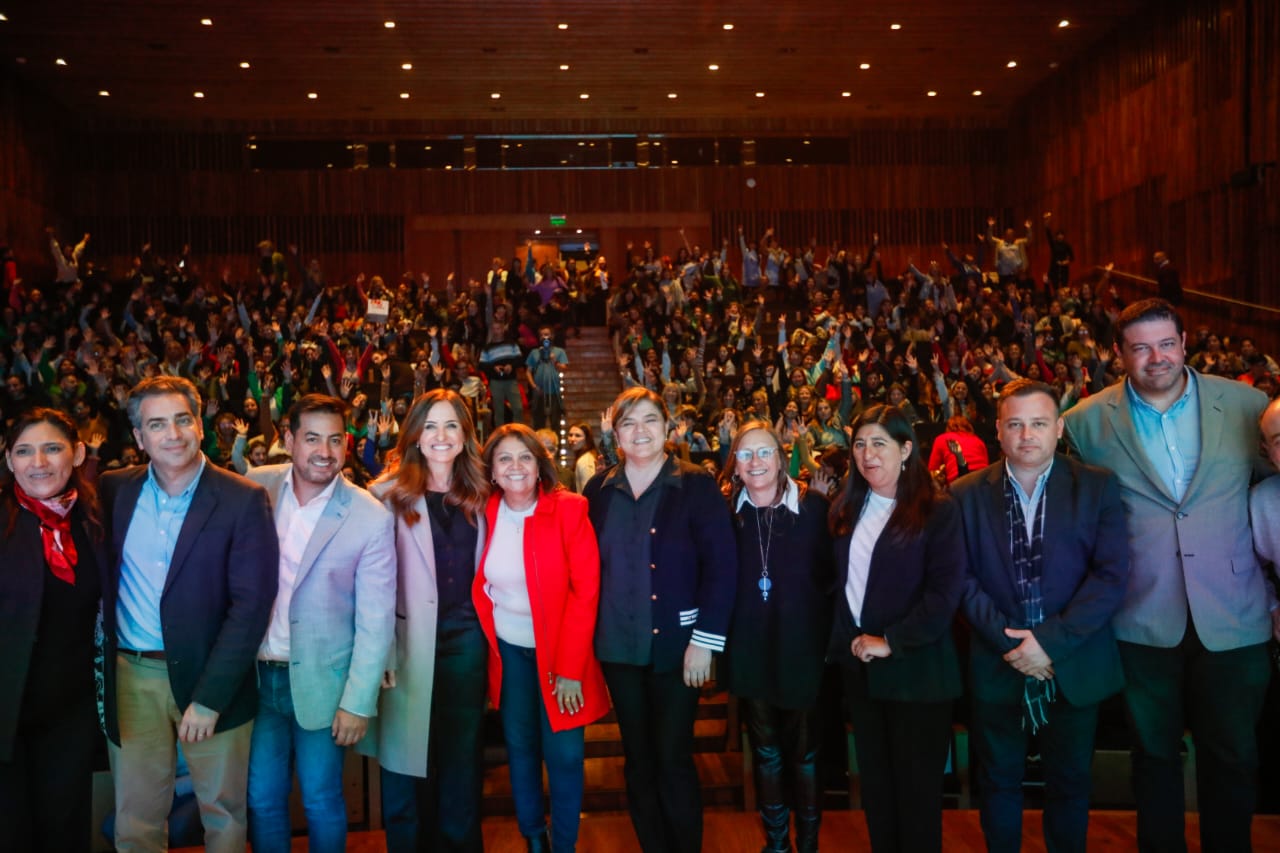 La ministra Victoria Tolosa Paz junto a funcionarios y personas que acudieron a la presentación del programa Crecer Con Libros.