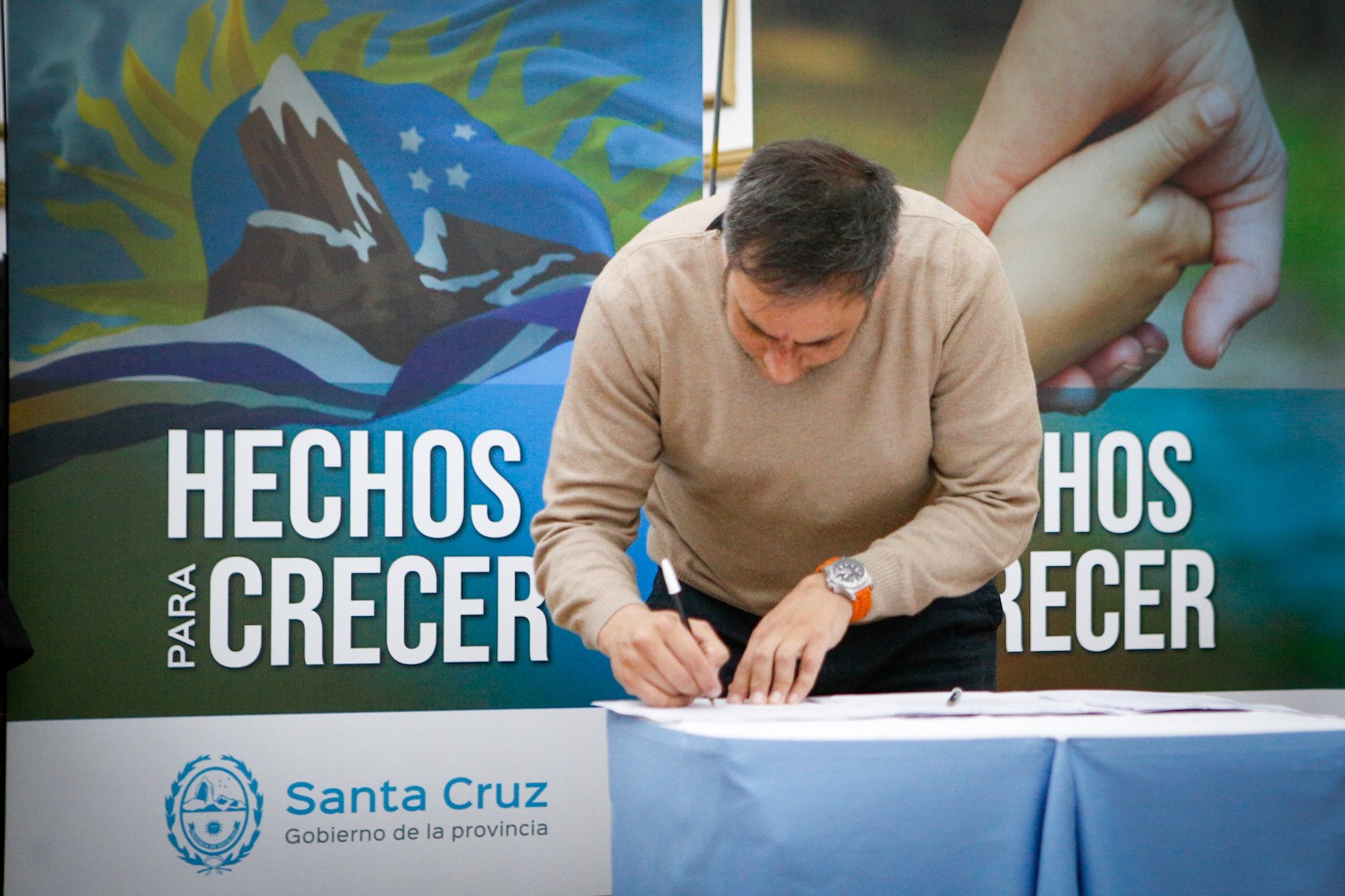 Cabandié y Alicia Kirchner firmaron convenios para fortalecer el manejo del fuego y la gestión de residuos en Santa Cruz