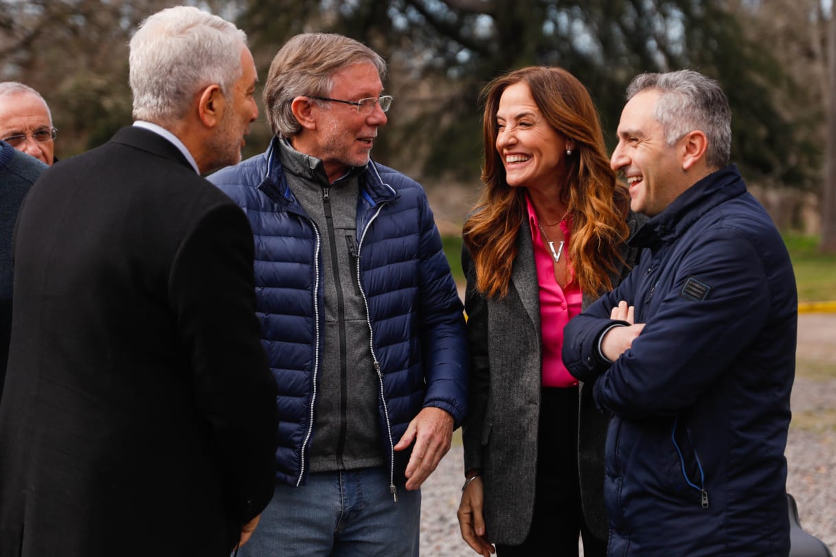 Victoria Tolosa Paz, junto al secretario nacional de Agricultura, Ganadería y Pesca, Juan José Bahillo, y el ministro de Desarrollo Agrario de la provincia de Buenos Aires, Javier Rodríguez.