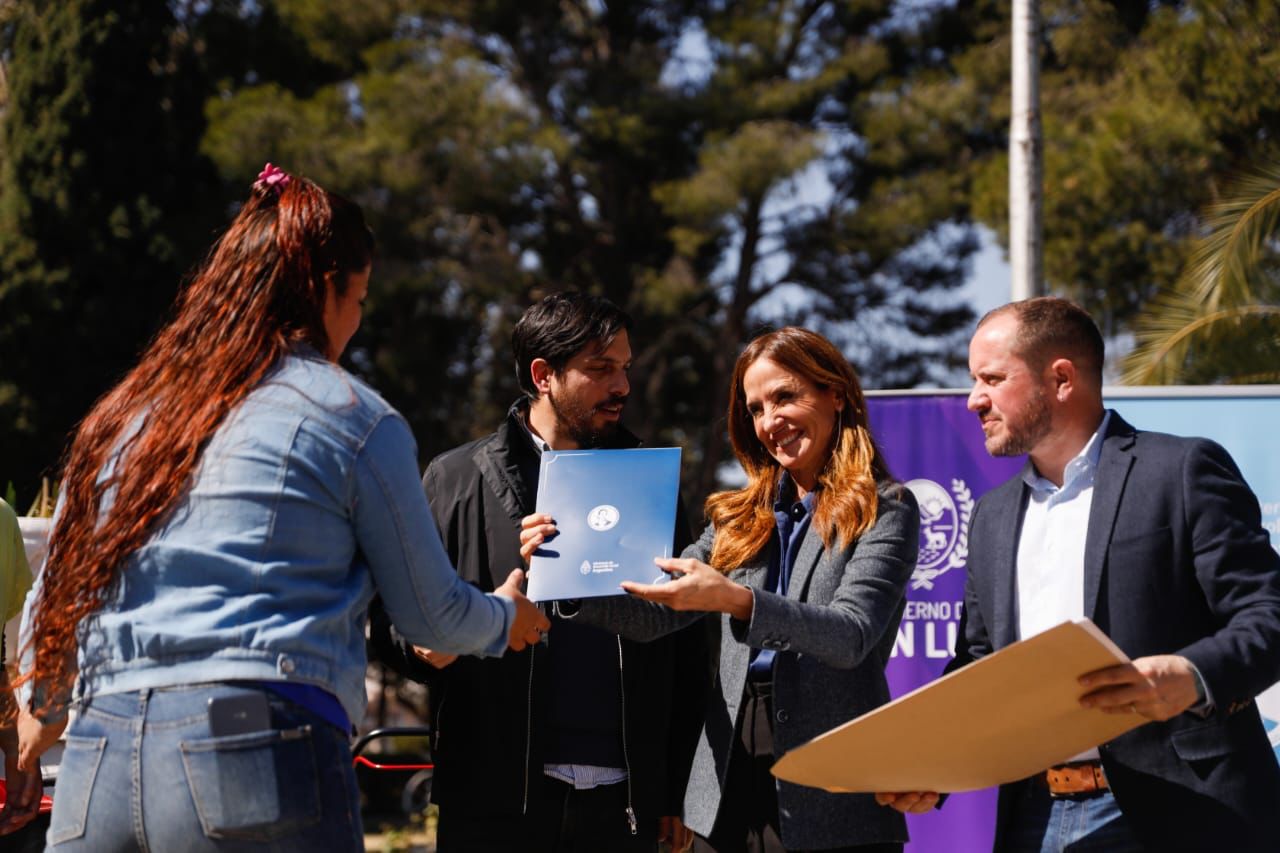 Victoria Tolosa Paz y el secretario de Articulación de Política Social, Leonardo Moyano, se encuentran en el acto de entrega de maquinarias para proyectos productivos.