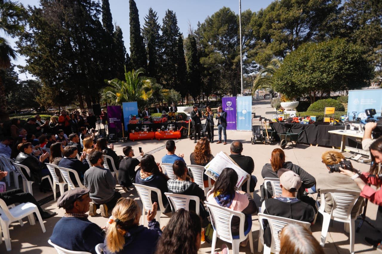 Acto de entrega de maquinarias y herramientas a pequeños proyectos productivos de la economía popular.