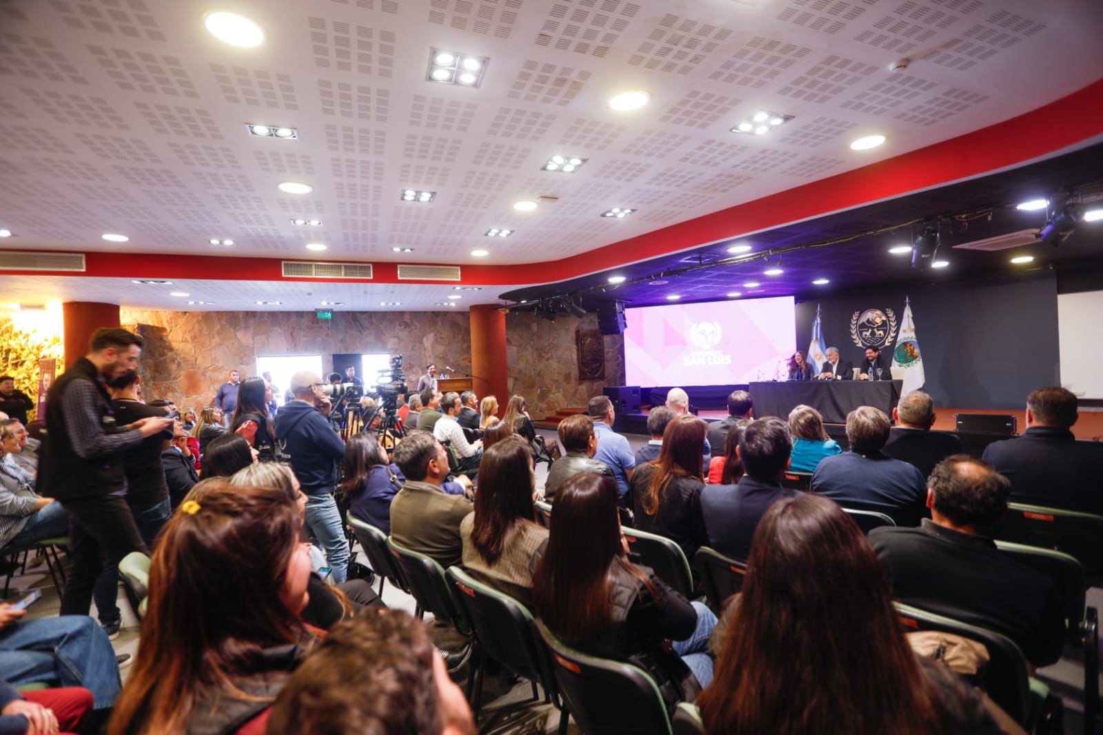 Conferencia de la ministra de Desarrollo social de la Nación, Victoria Tolosa Paz, el gobernador de la provincia de San Luis, Alberto Rodríguez Saa y el ministro de Desarrollo Social provincial , Nicolás Anzulovich.