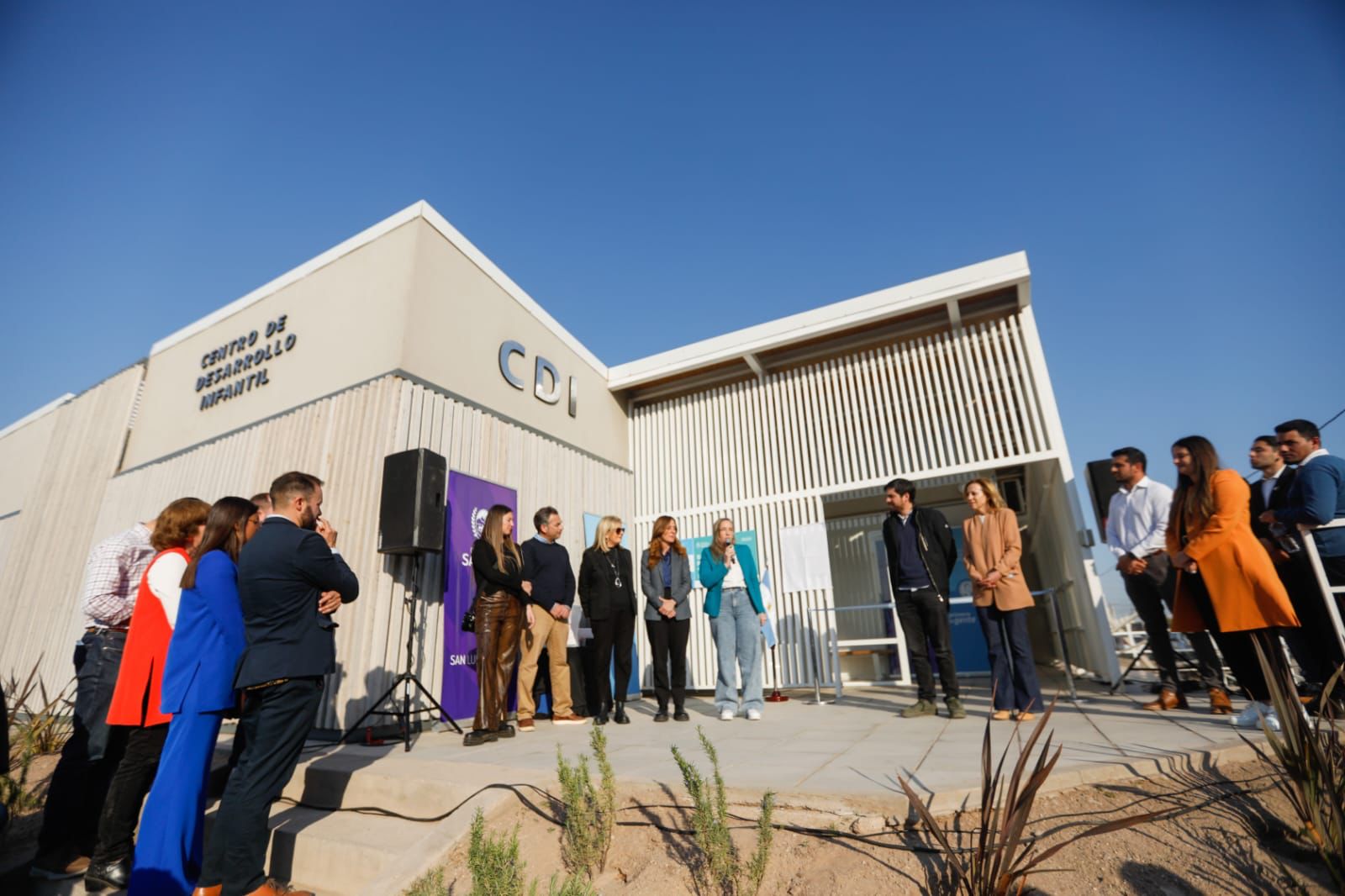 La ministra Victoria Tolosa Paz se encuentra con varios funcionarios en la inuguración de un nuevo Centro de Desarrollo Infantil (CDI) en San Luis.