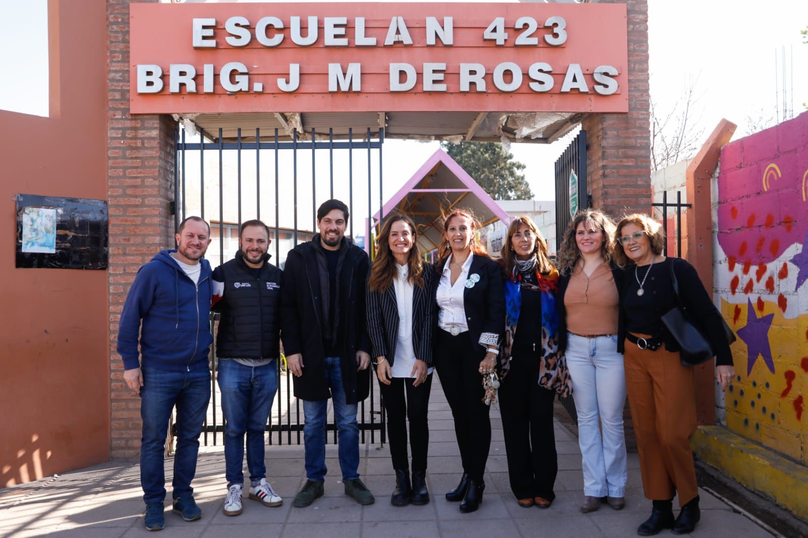 La ministra visitó la Escuela N°423 Brigadier Juan Manuel de Rosas, donde entregó guardapolvos escolares para las y los estudiantes.
