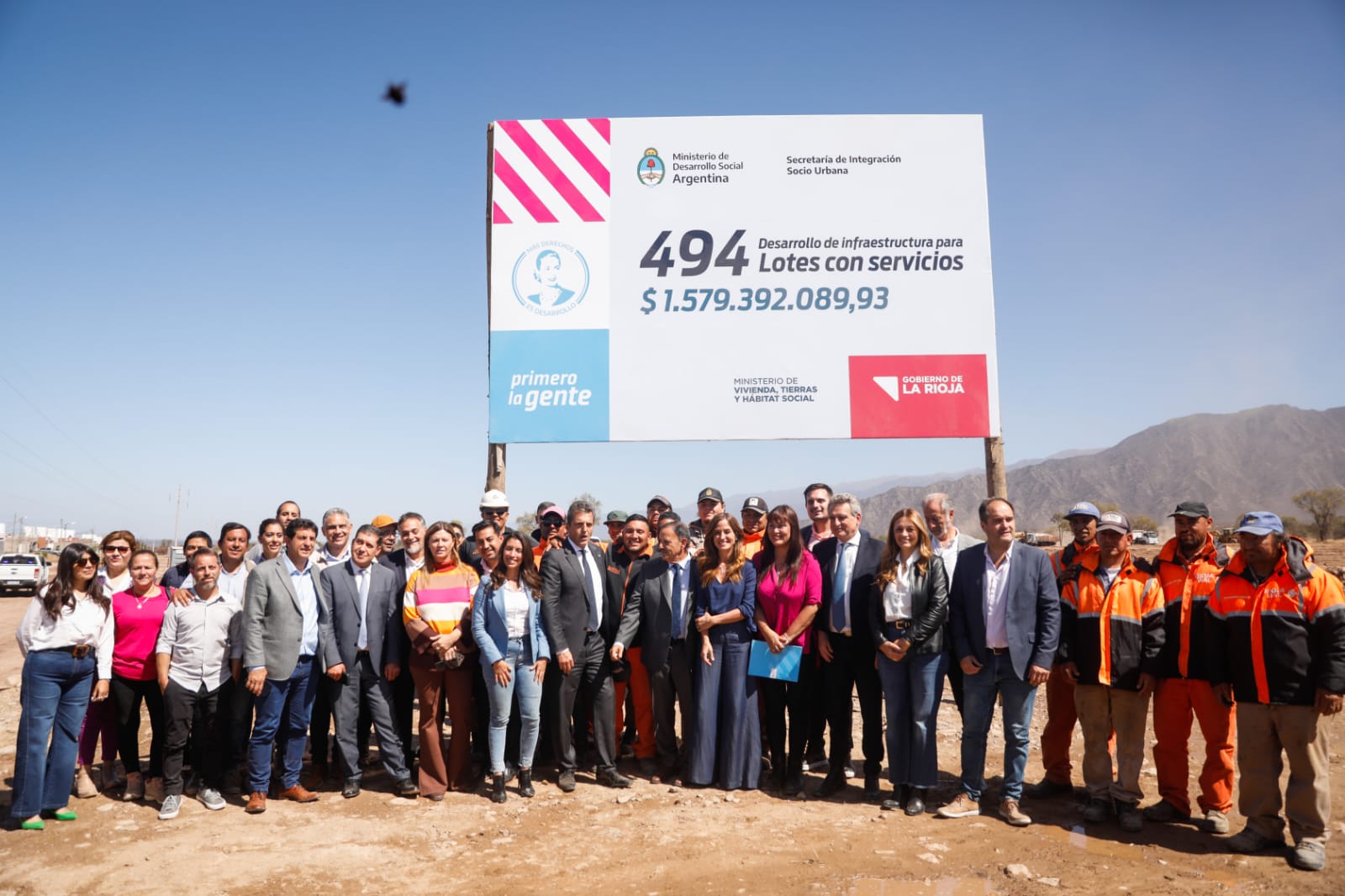 La ministra de Desarrollo Social, Victoria Tolosa Paz se encuentra junto al ministro de Economía, Sergio Massa, y varios funcionarios públicos, en la inauguración del Registro Único de Solicitantes de Lotes (RUS).