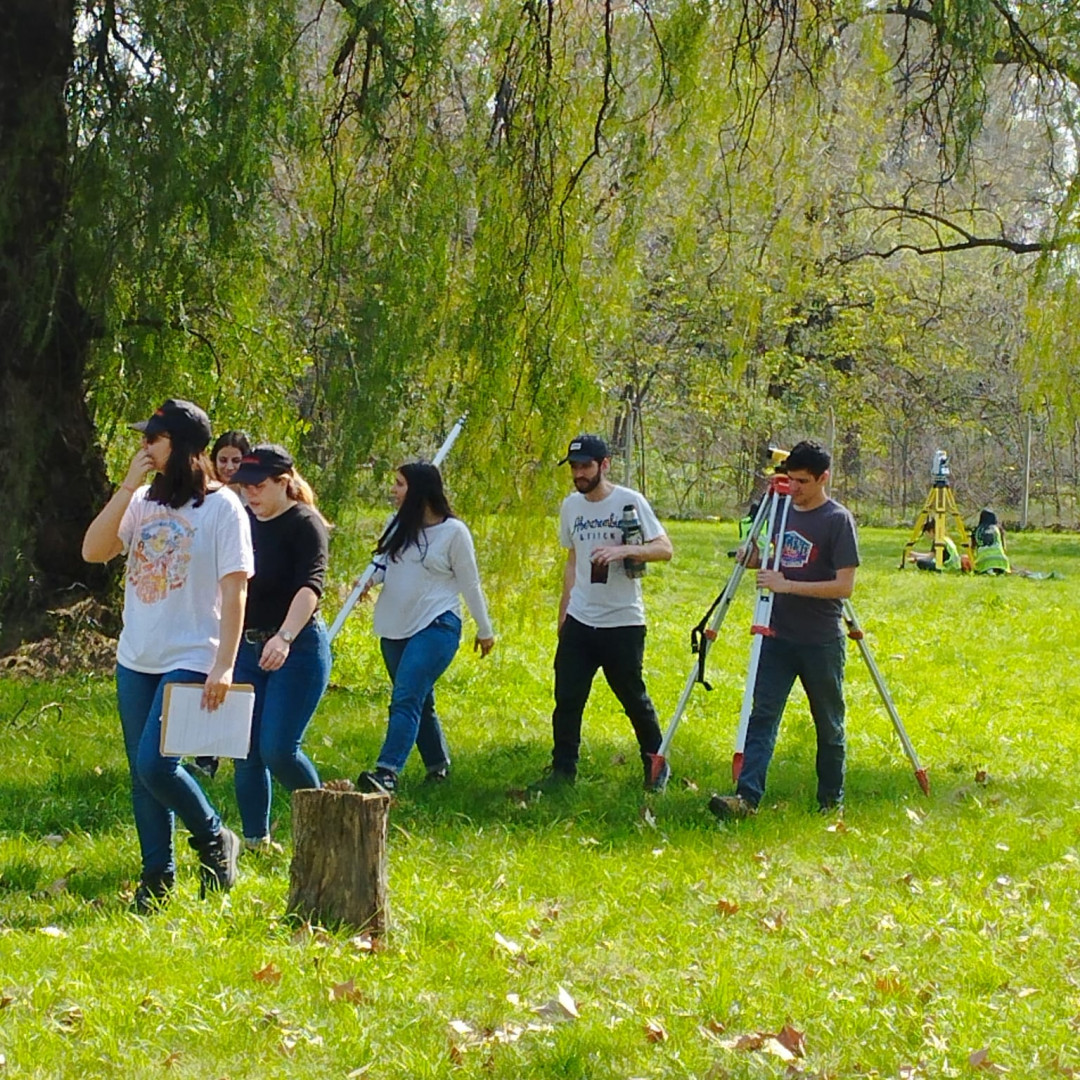 Estudiantes y docentes de la carrera de Agrimensura de la Facultad de Ingeniería de la Universidad de Buenos Aires realizando un relevamiento topográfico del terreno del Espacio para la Memoria y la Promoción de los Derechos Humanos ex centro clandestino de detención, tortura y exterminio "El Vesubio"