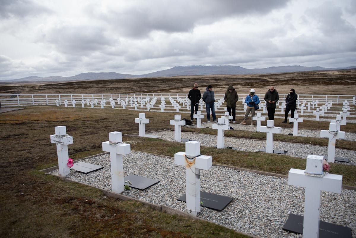Regresaron los familiares de héroes de Malvinas identificados en el cementerio de Darwin