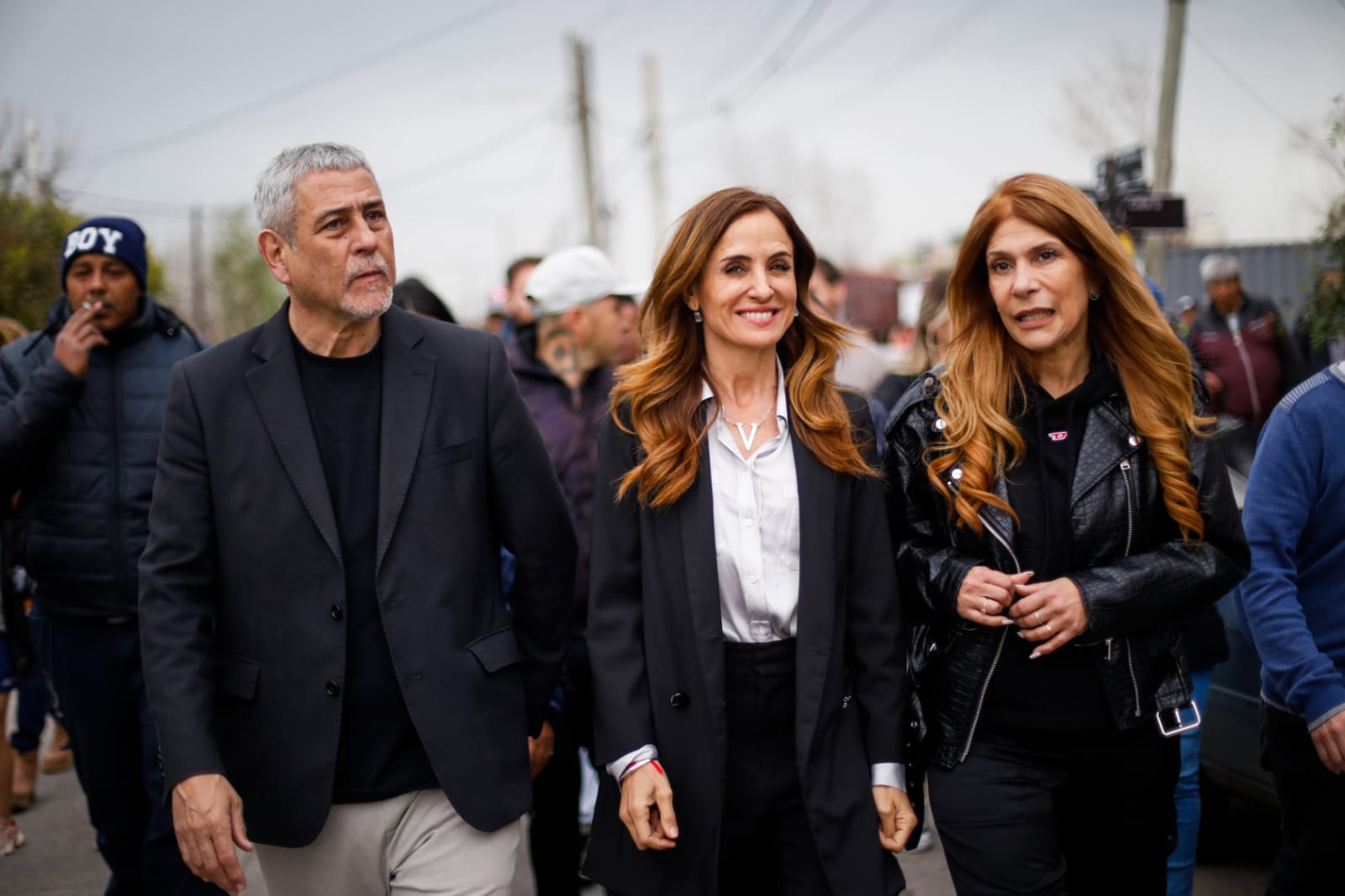 La ministra Victoria Tolosa Paz junto al intendente Jorge Ferraresi y una funcionaria.