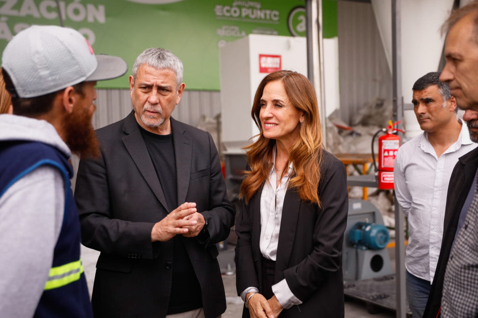 La ministra Victoria Tolosa Paz junto al intendente Jorge Ferraresi y un trabajador