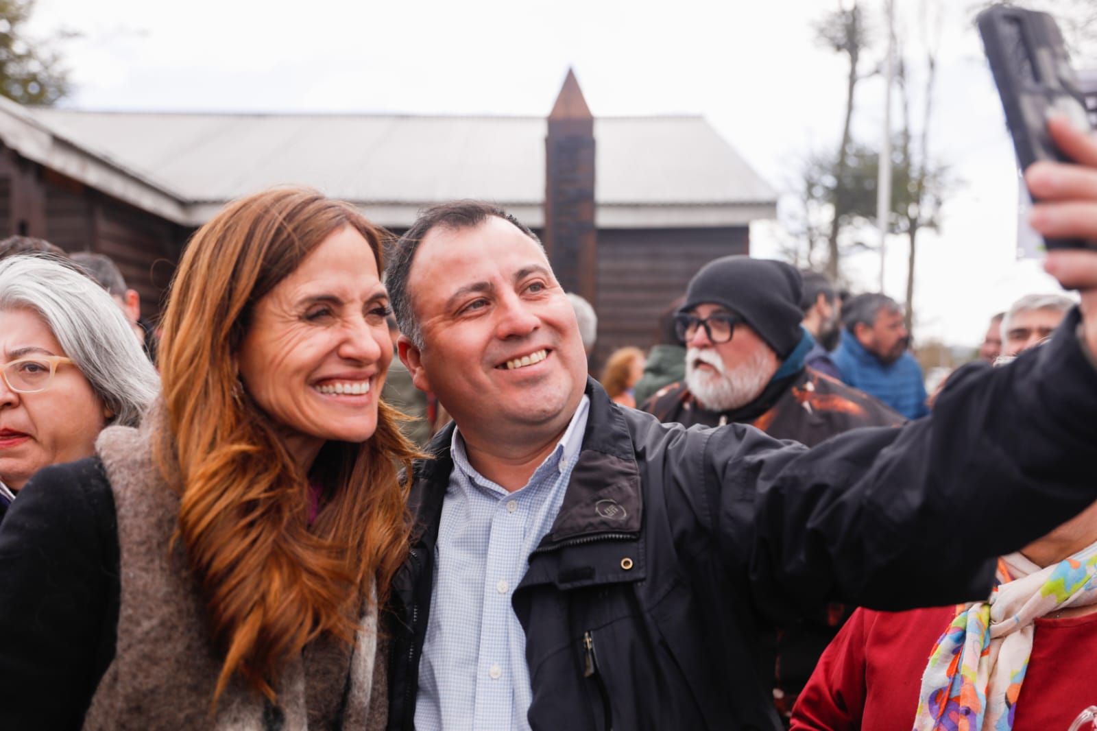 La ministra Tolosa Paz sacándose una selfie con un ciudadano.